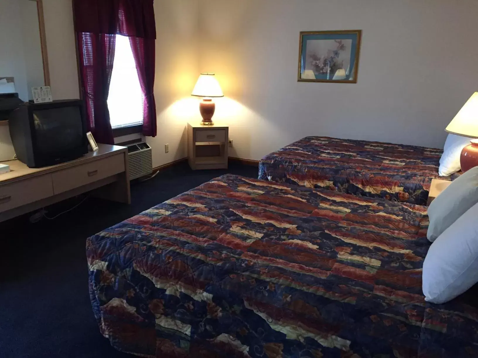 Photo of the whole room, Bed in Twelve Oaks Inn