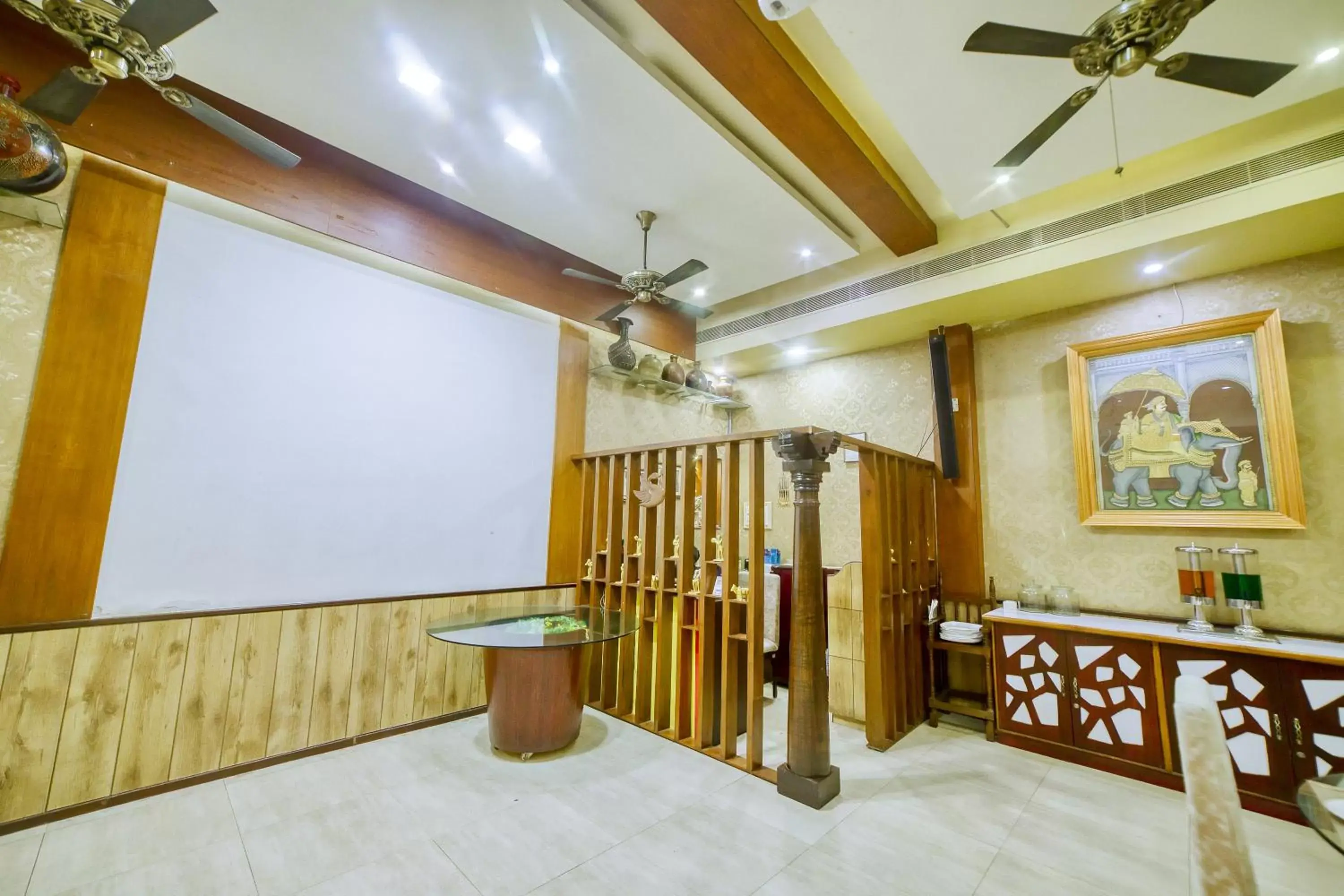 Restaurant/places to eat in HOTEL WINDSOR CASTLE Restaurant/places to eat in HOTEL WINDSOR CASTLE