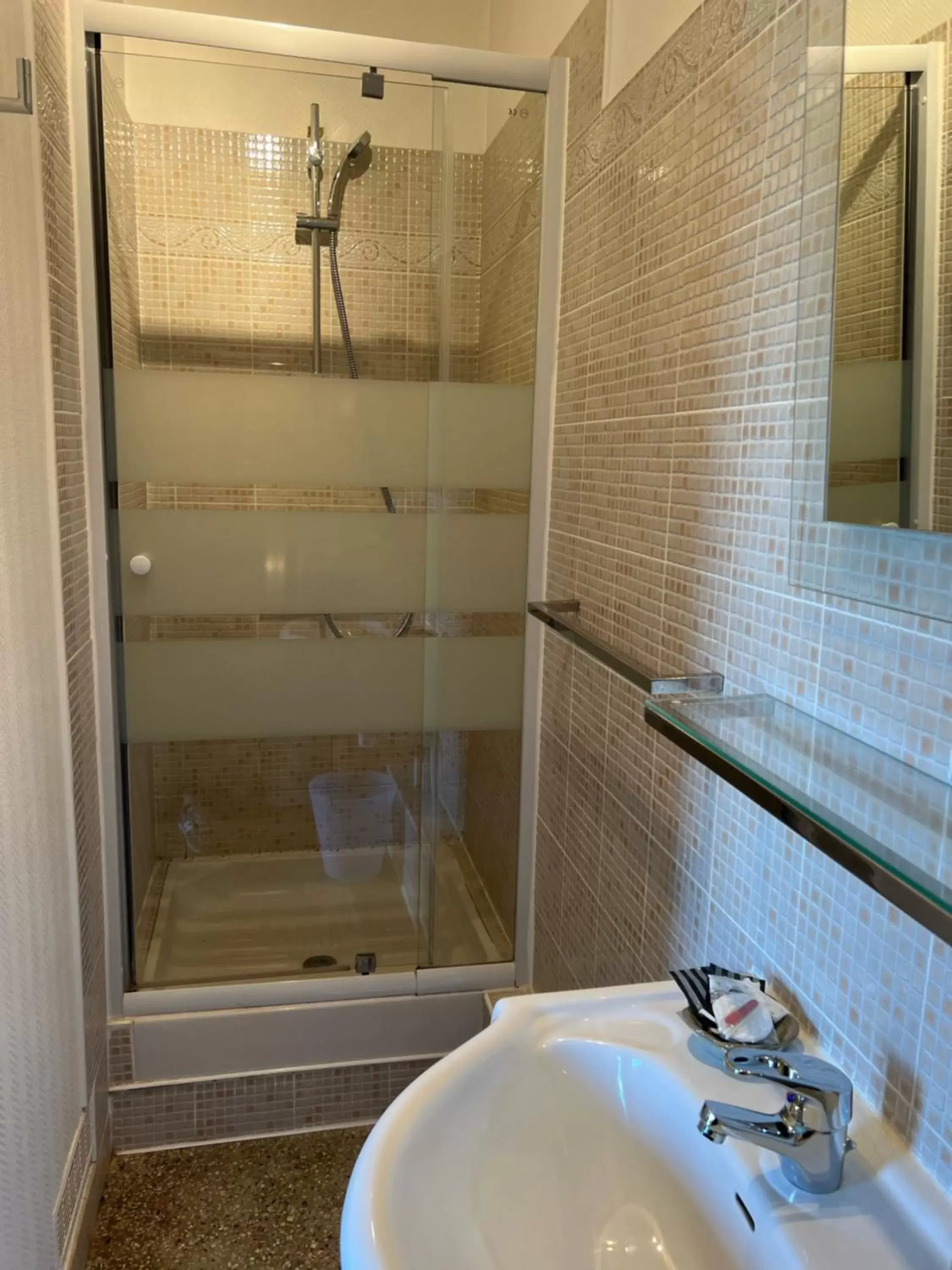 Shower, Bathroom in Chambres d'hôtes Les Perce Neige