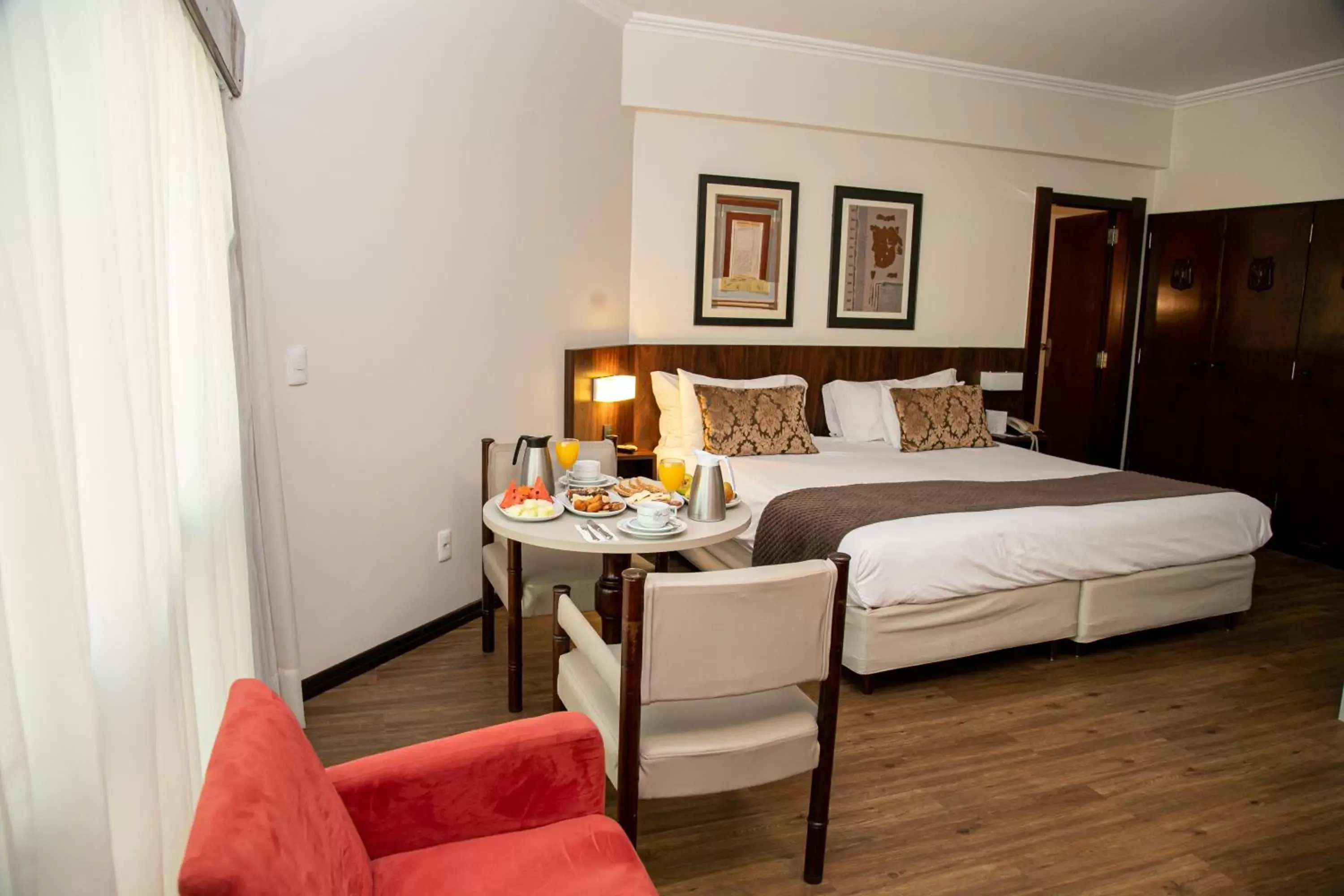 Photo of the whole room, Bed in Plaza Blumenau Hotel