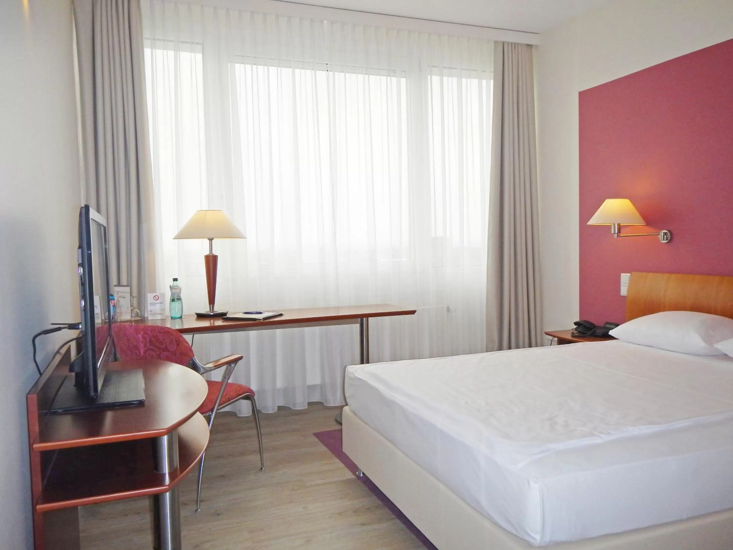 Day, Bed in Globana Airport Hotel