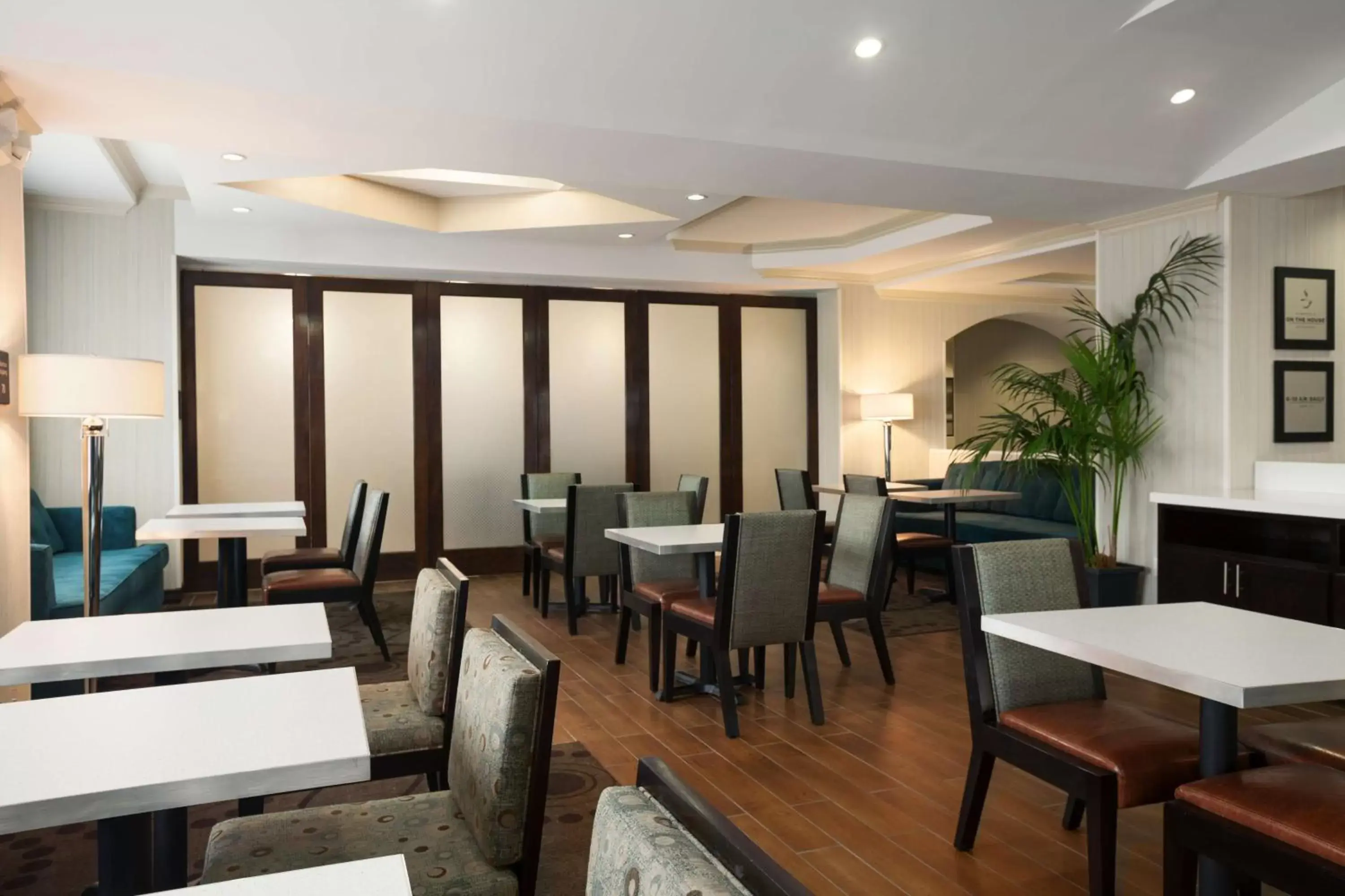 Lobby or reception in Hampton Inn Los Angeles Int'l Airport/Hawthorne Lobby or reception in Hampton Inn Los Angeles Int'l Airport/Hawthorne