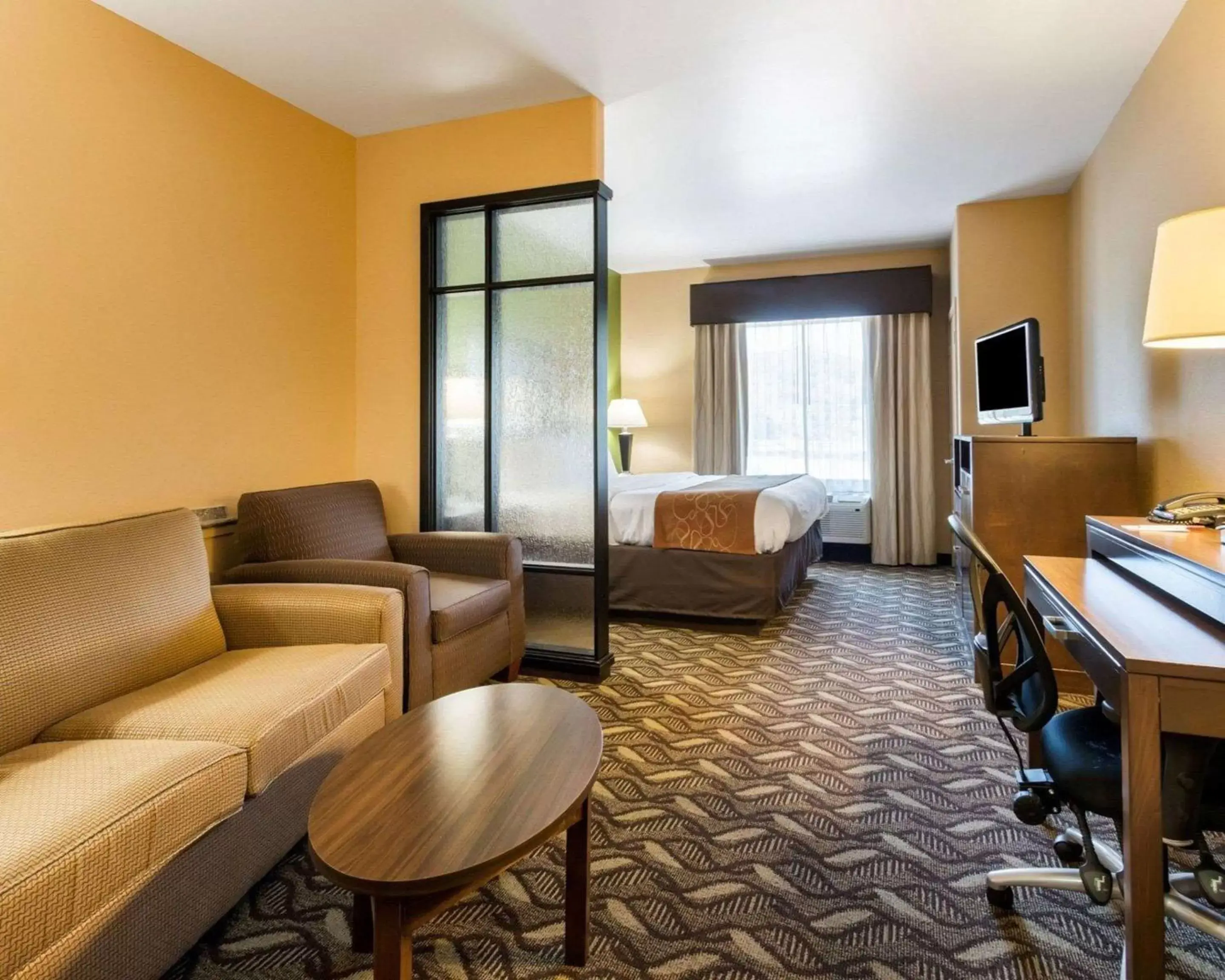 Photo of the whole room, Seating Area in Comfort Suites Jewett