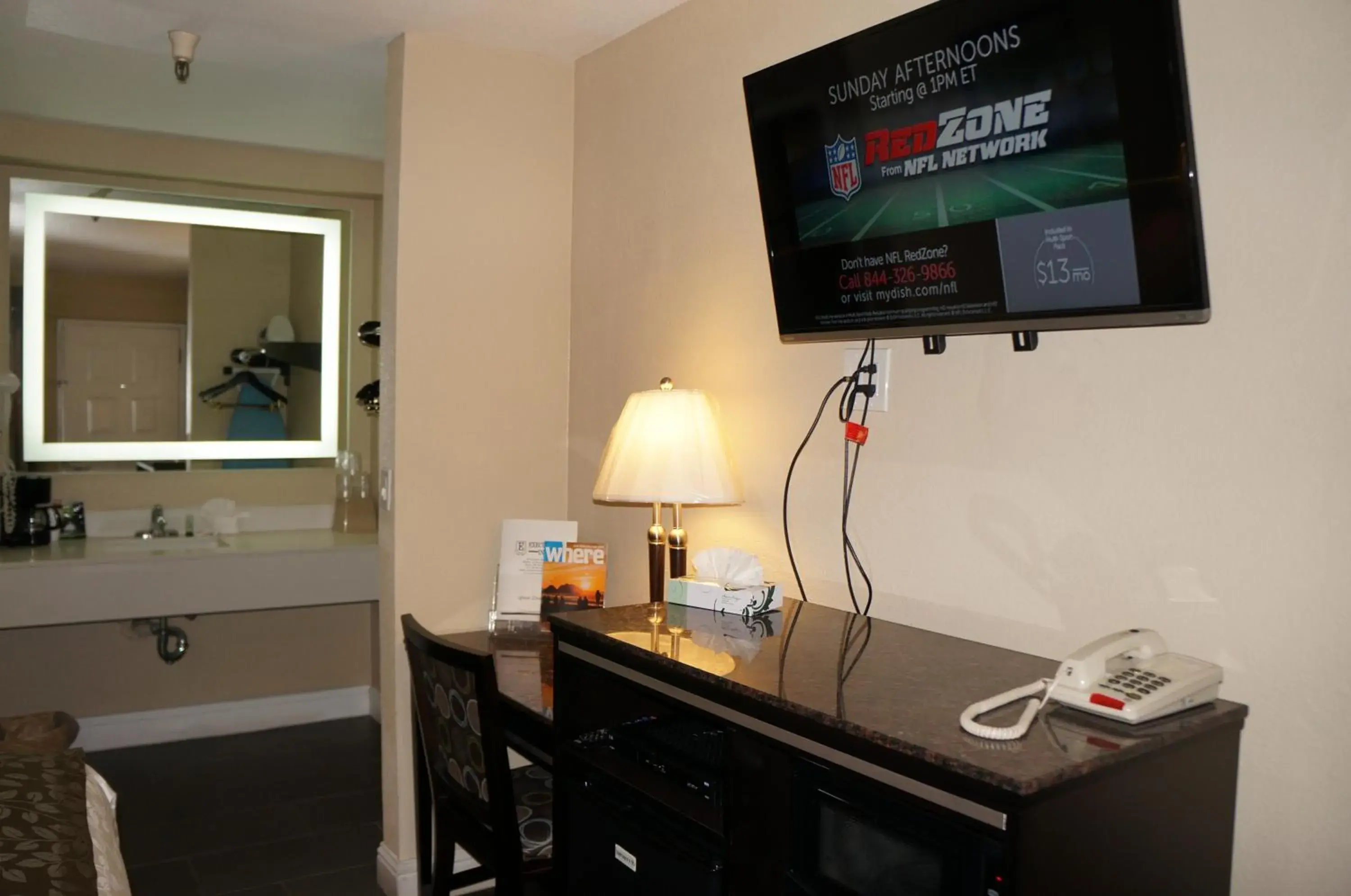 Bedroom, TV/Entertainment Center in Executive Inn