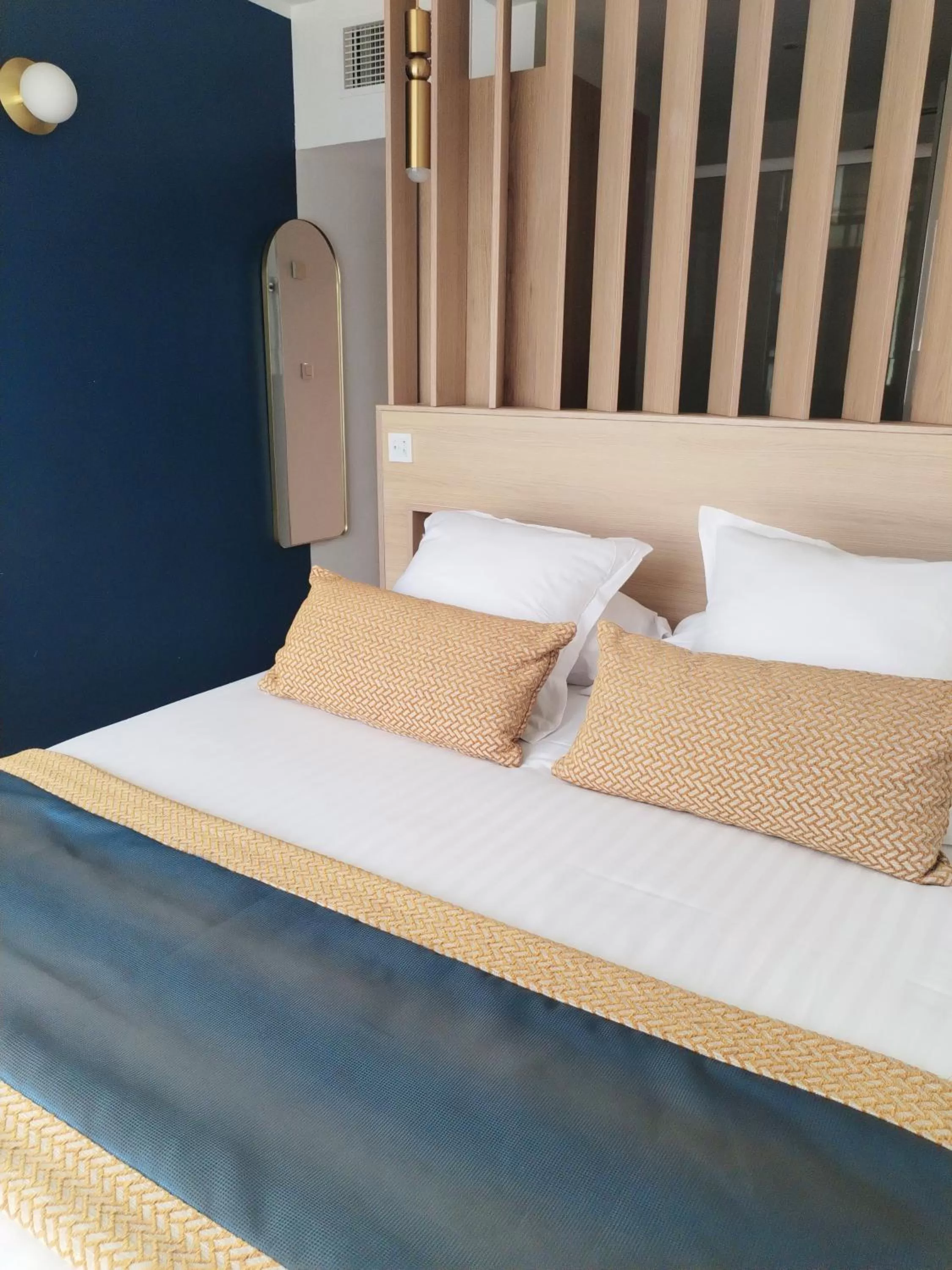 Photo of the whole room, Bed in Best Western Plus Hôtel la Rade