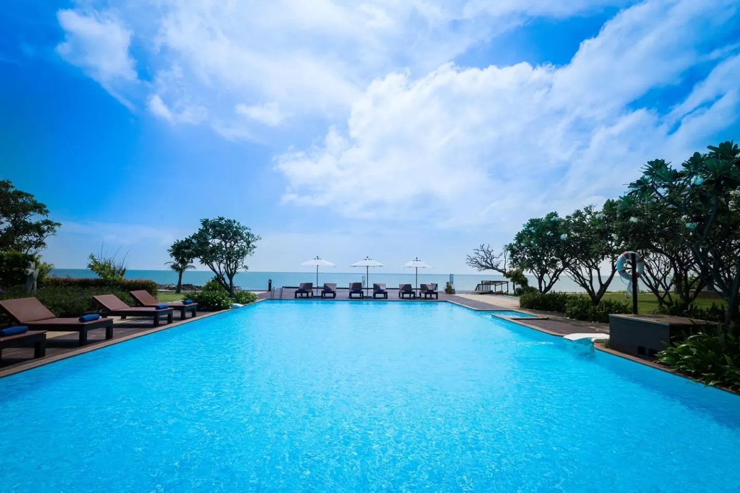 Swimming pool in i Tara Resort & Spa