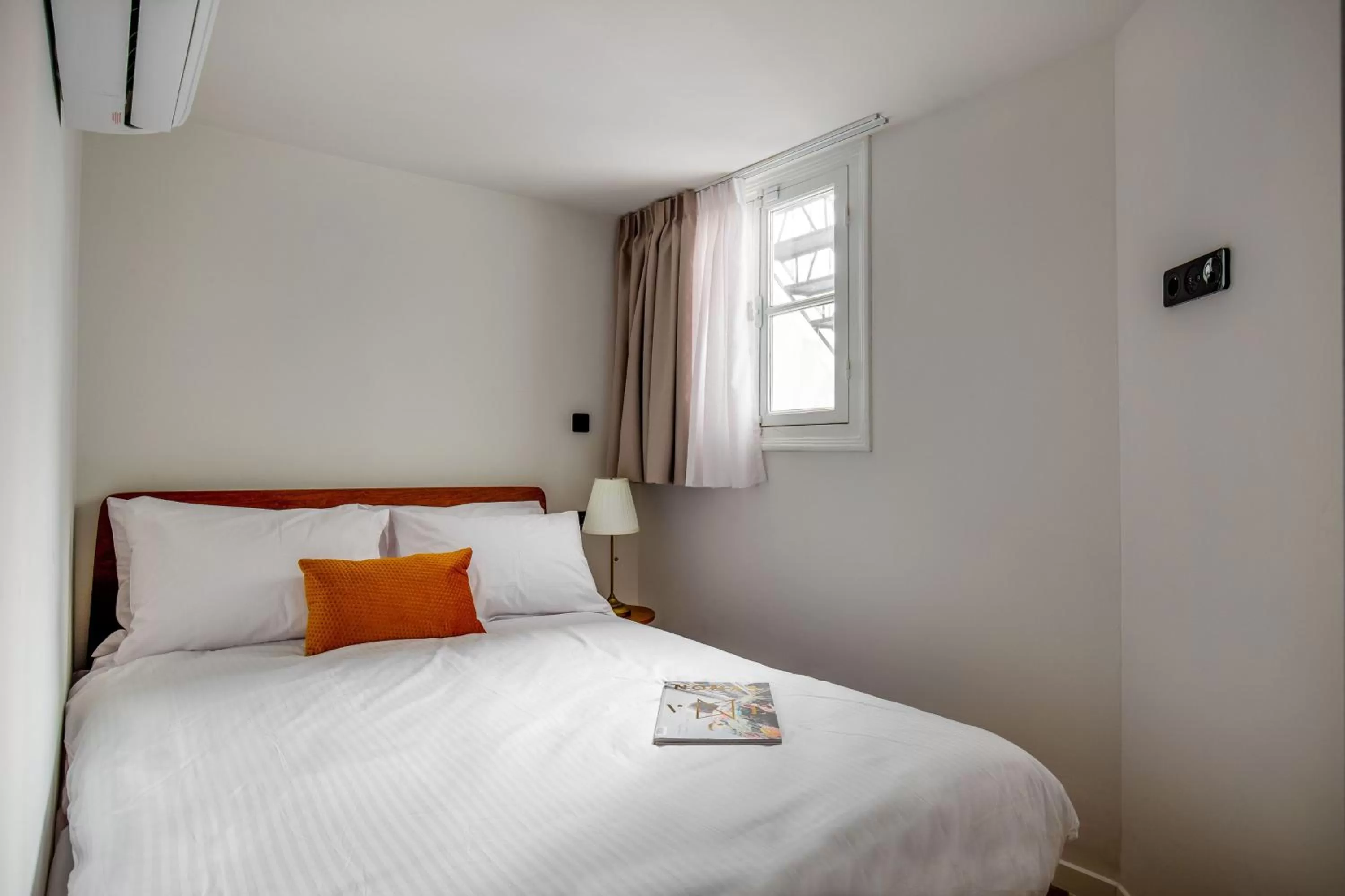 Bedroom, Bed in ZOIA The Met by UPSTREET