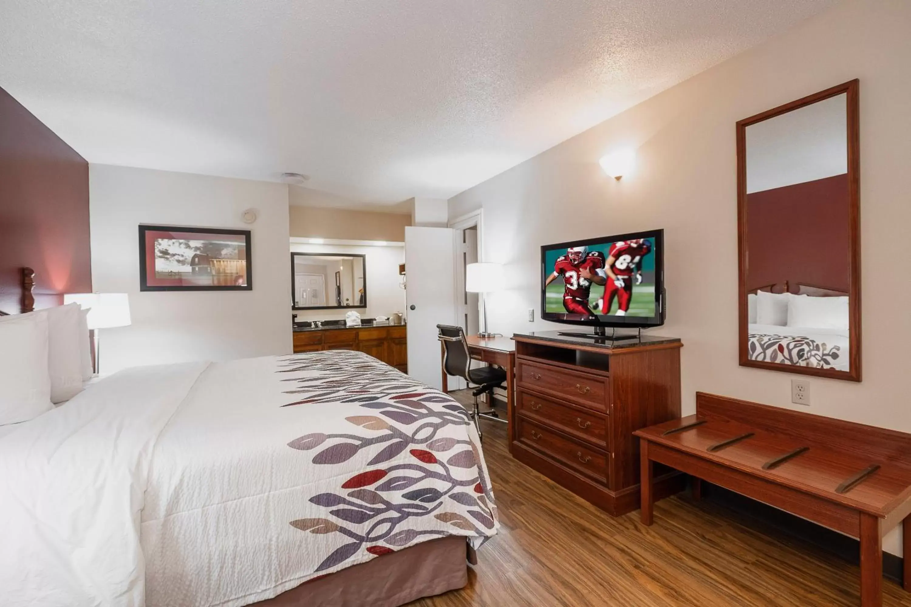 Photo of the whole room, TV/Entertainment Center in Red Roof Inn & Suites Calhoun