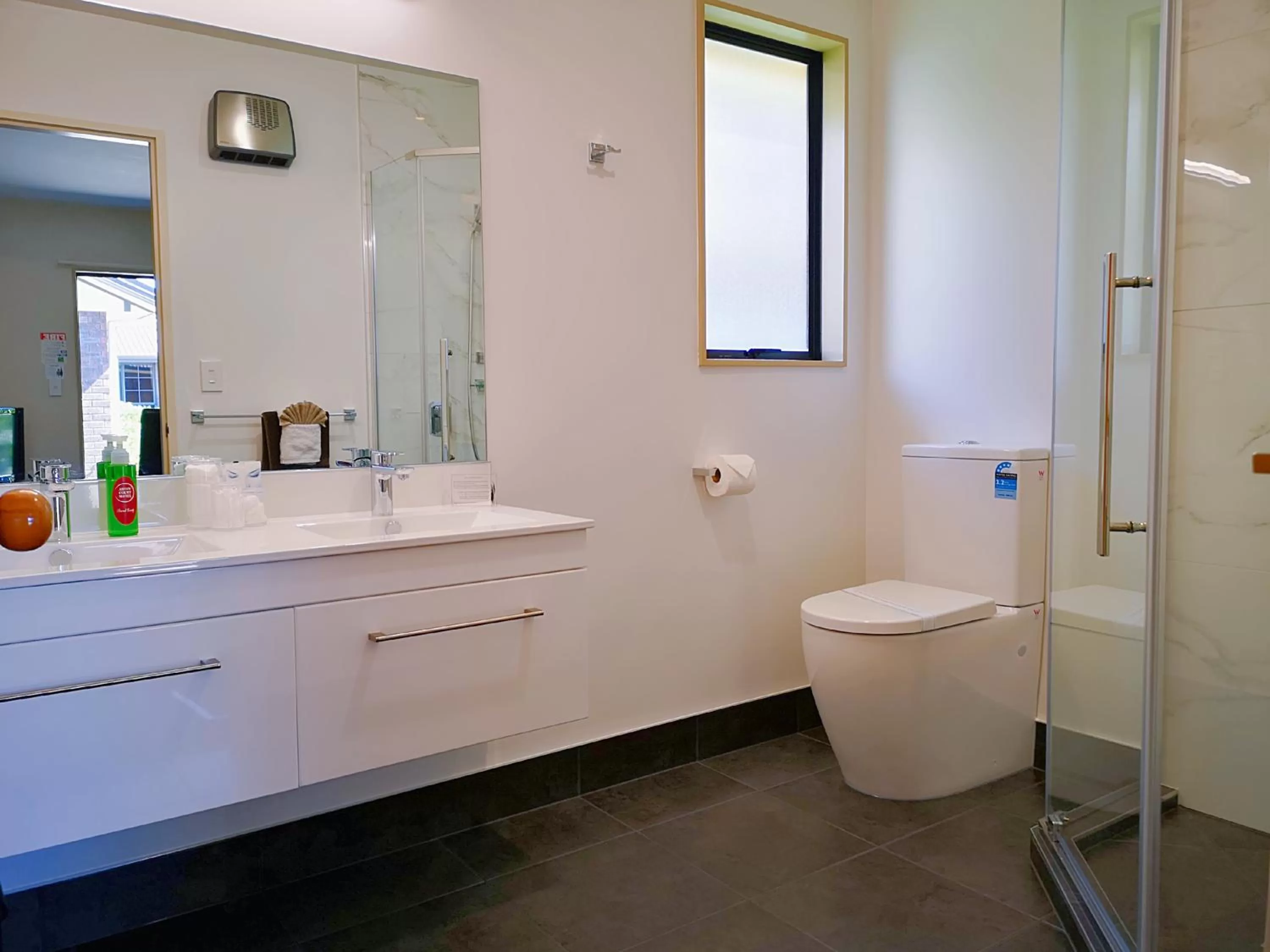 Bathroom in Aston Court Motel