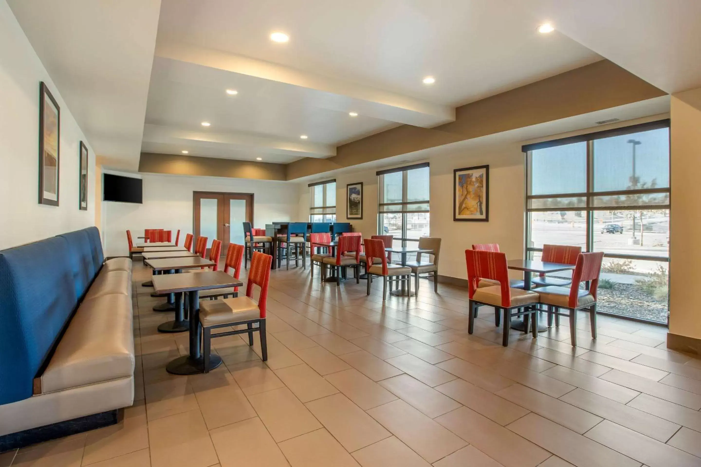 Restaurant/Places to Eat in Comfort Suites Near Denver Downtown