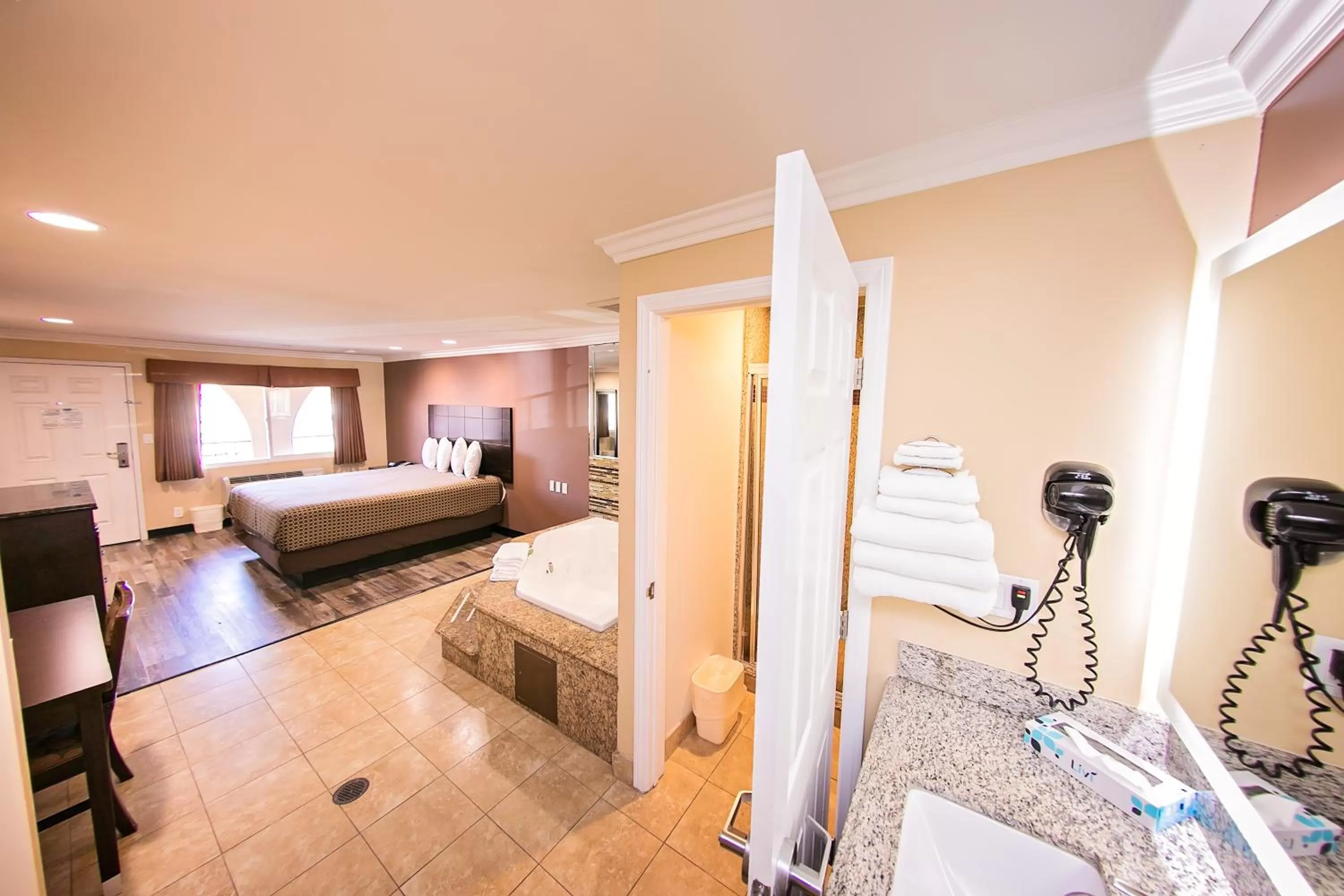 Spa and wellness centre/facilities, Bed in Rodeway Inn & Suites