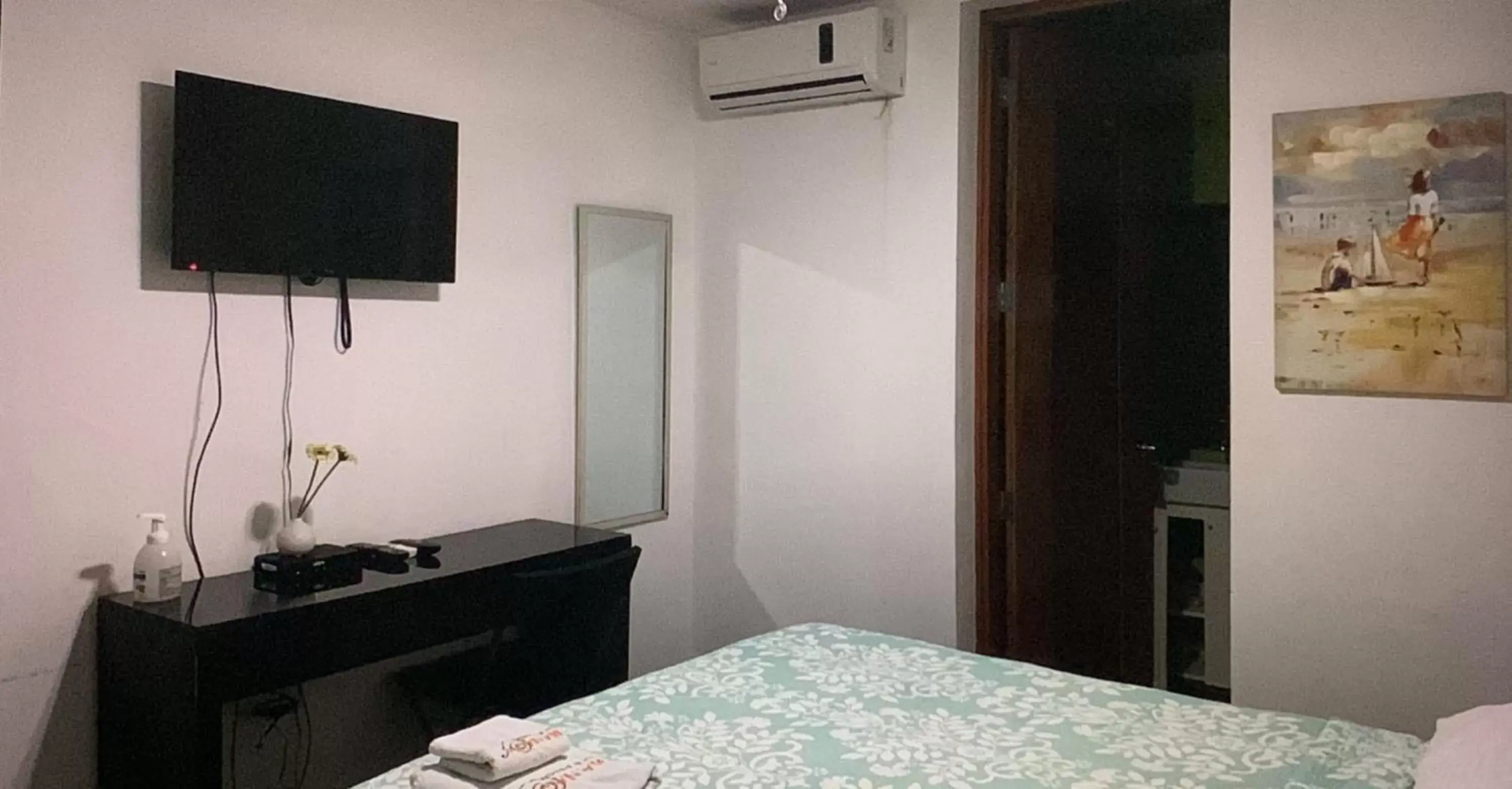Bedroom, TV/Entertainment Center in Manaya Bed & Breakfast