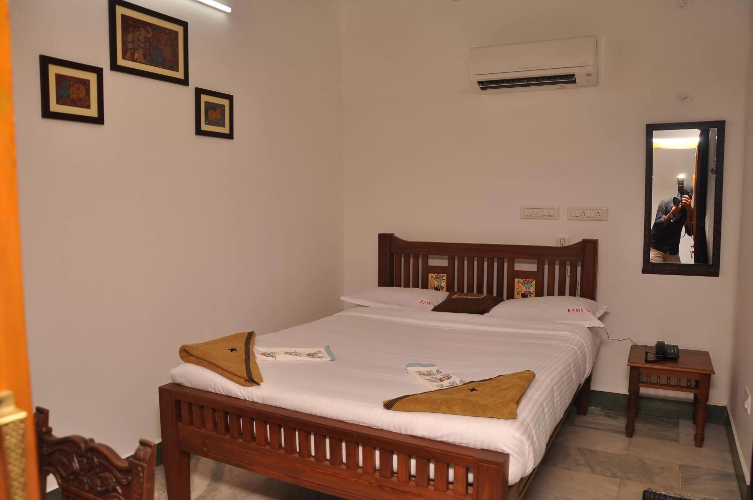 Photo of the whole room, Bed in Rams Inn