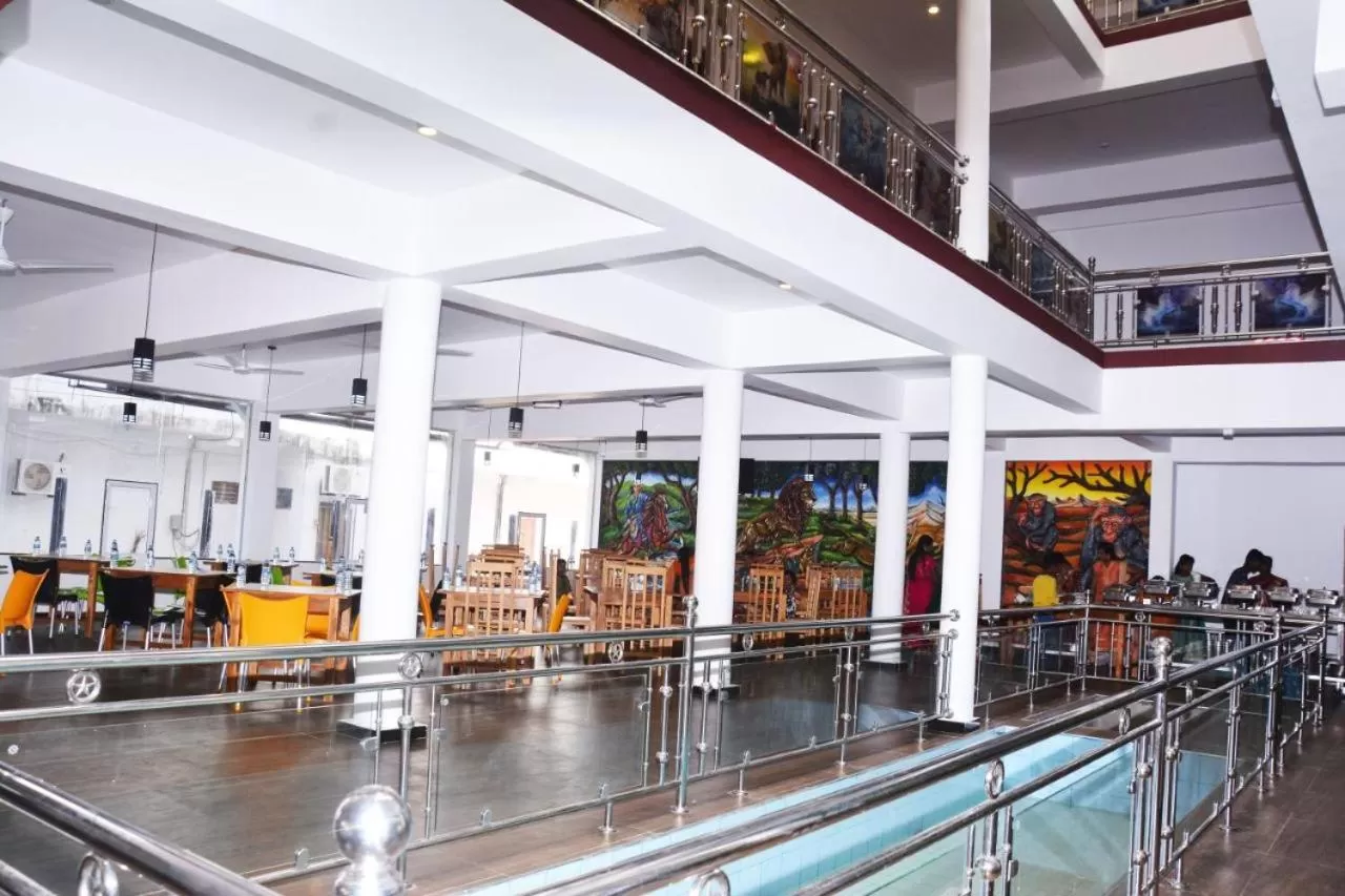 Swimming Pool in Hotel Theevanni Inn