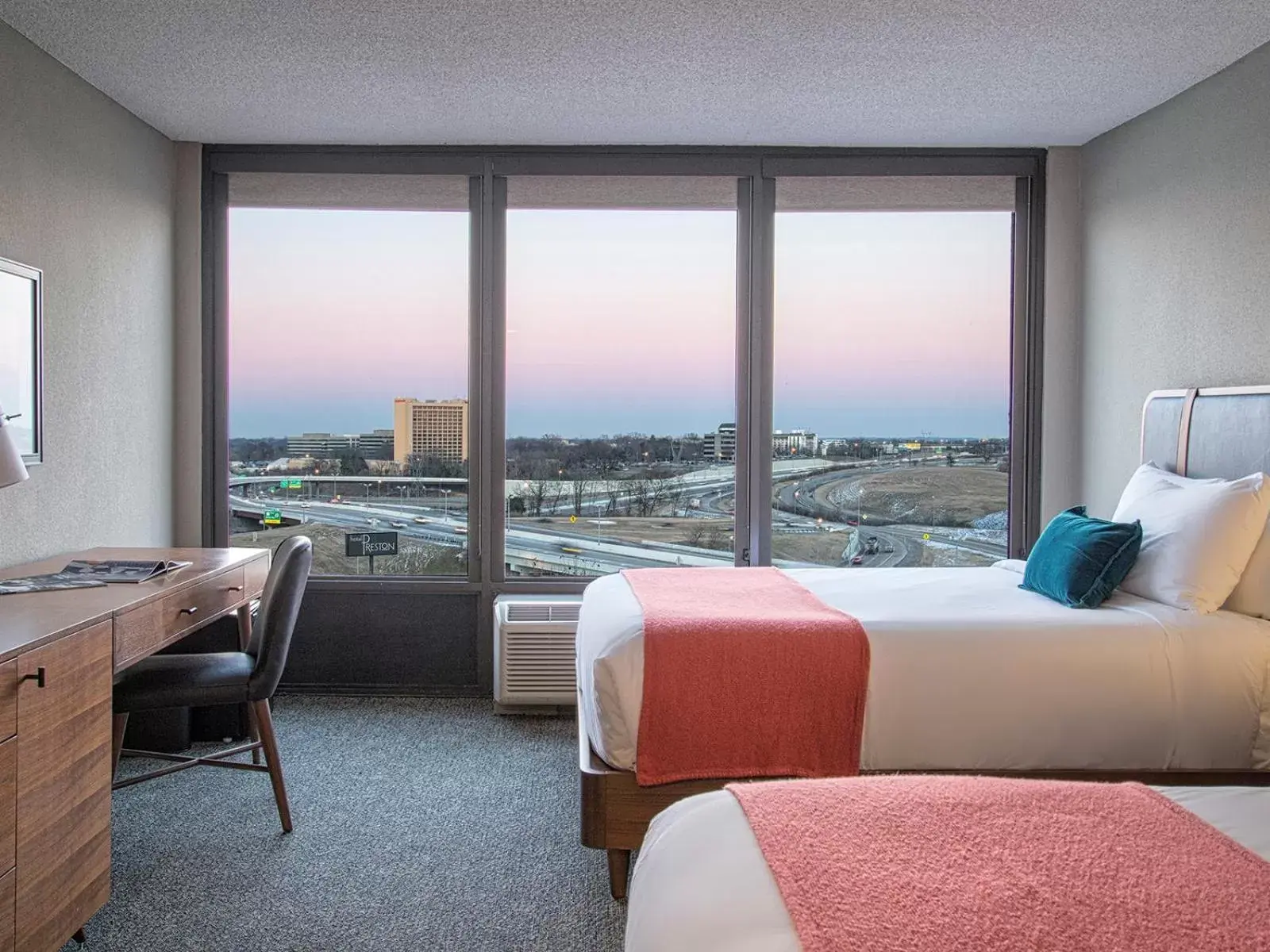 Bedroom in Hotel Preston Nashville Airport