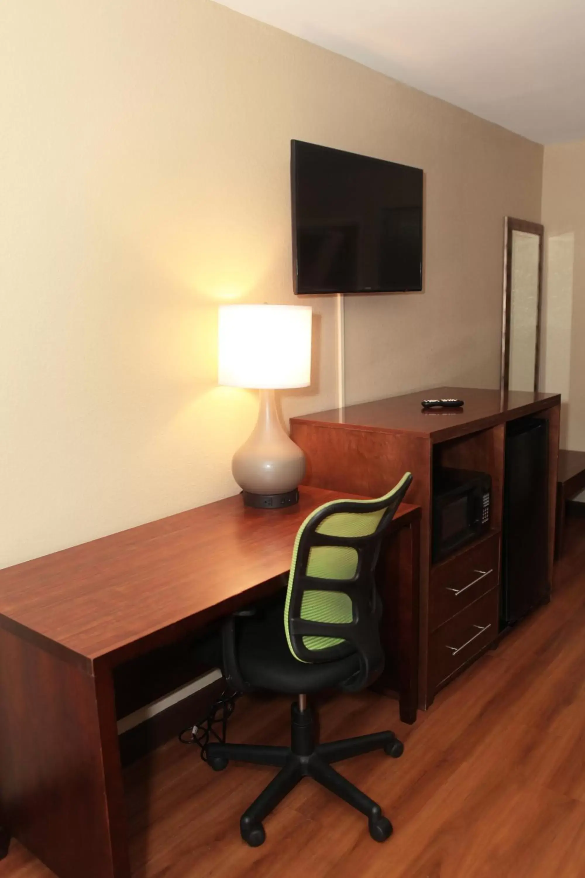 TV/Entertainment Center in Quality Inn Kenly I-95