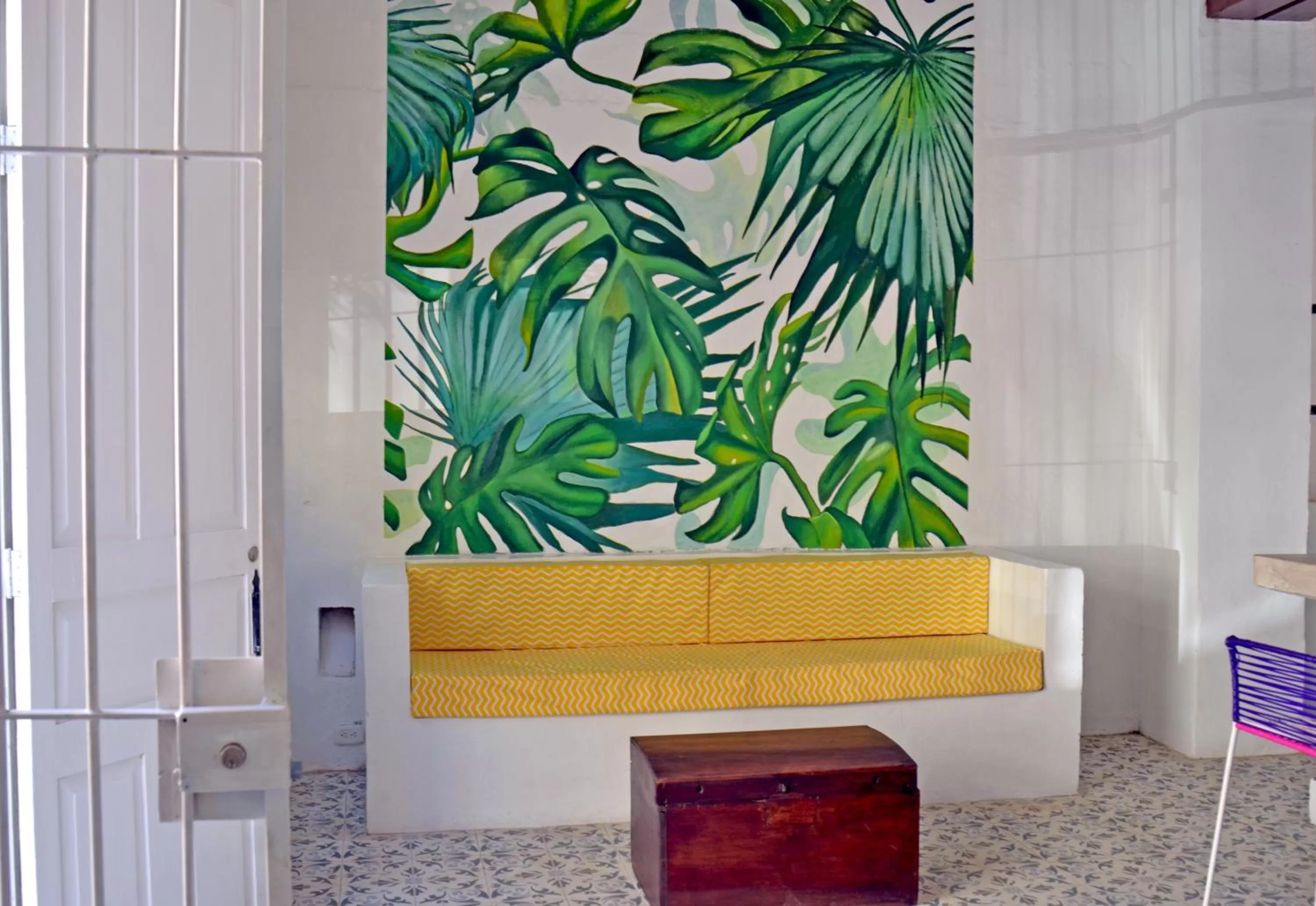 Seating area in Faro de Alejandría Hostel