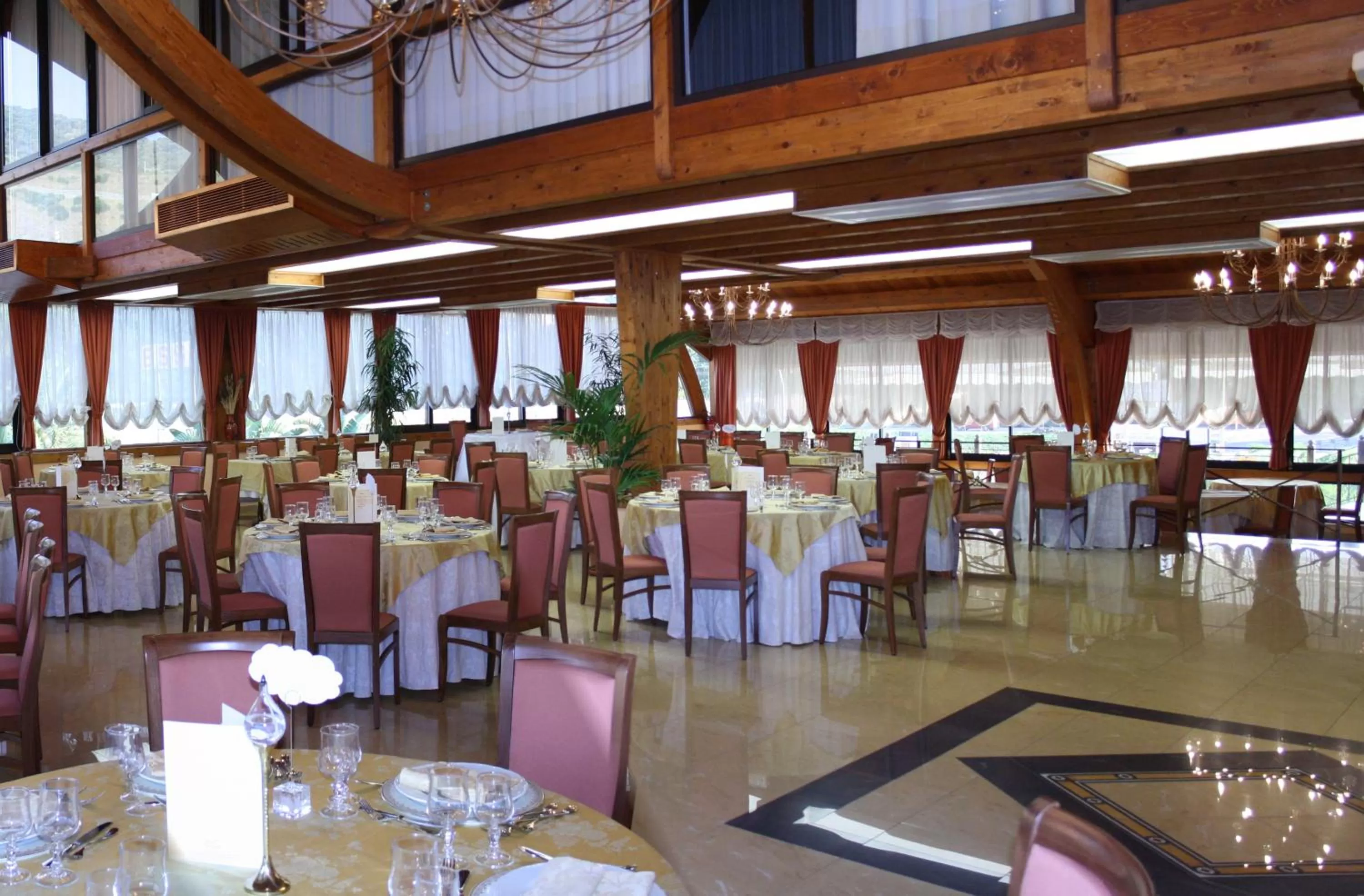 Restaurant/places to eat in Hotel Marinella