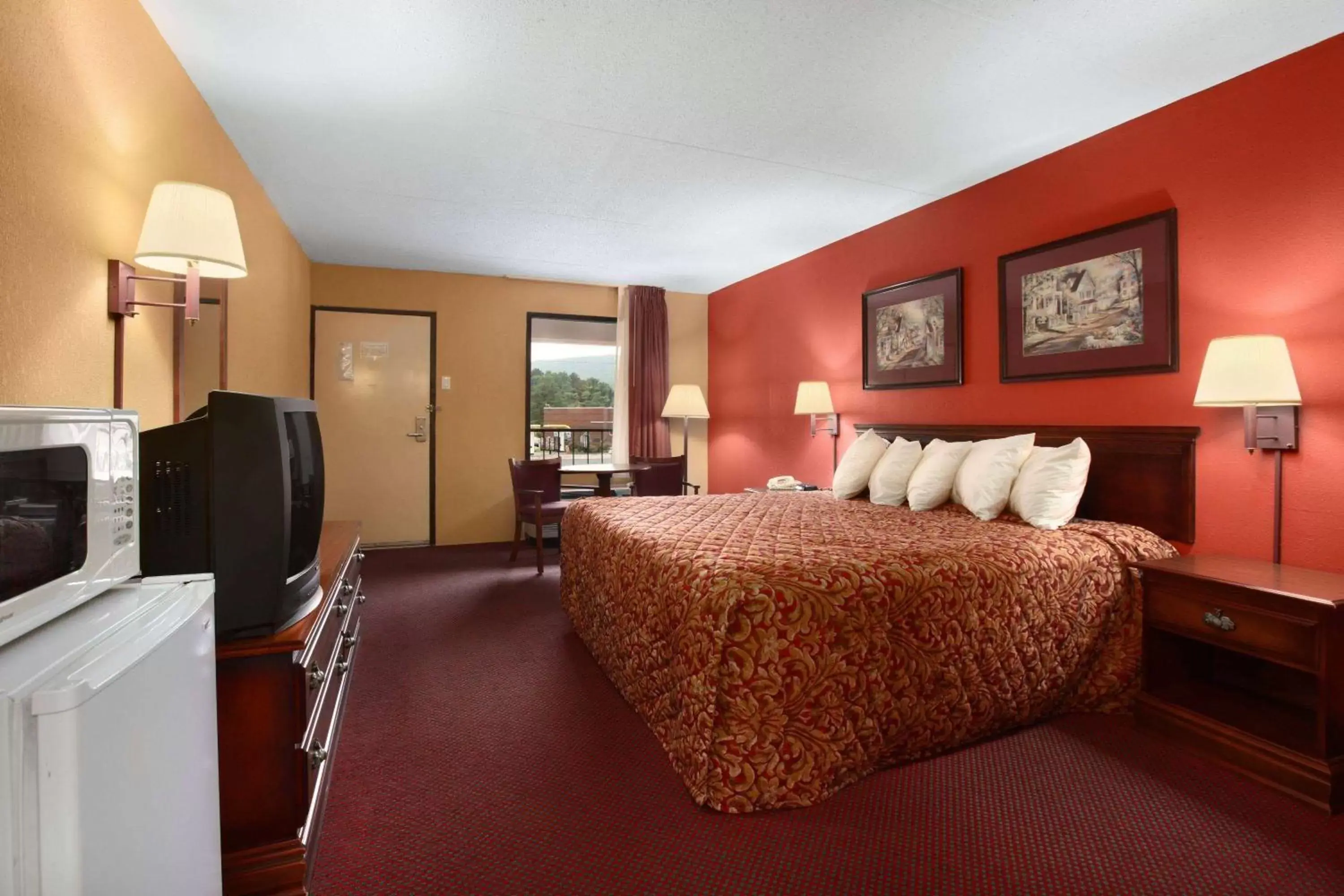Photo of the whole room, Bed in Days Inn by Wyndham Harriman