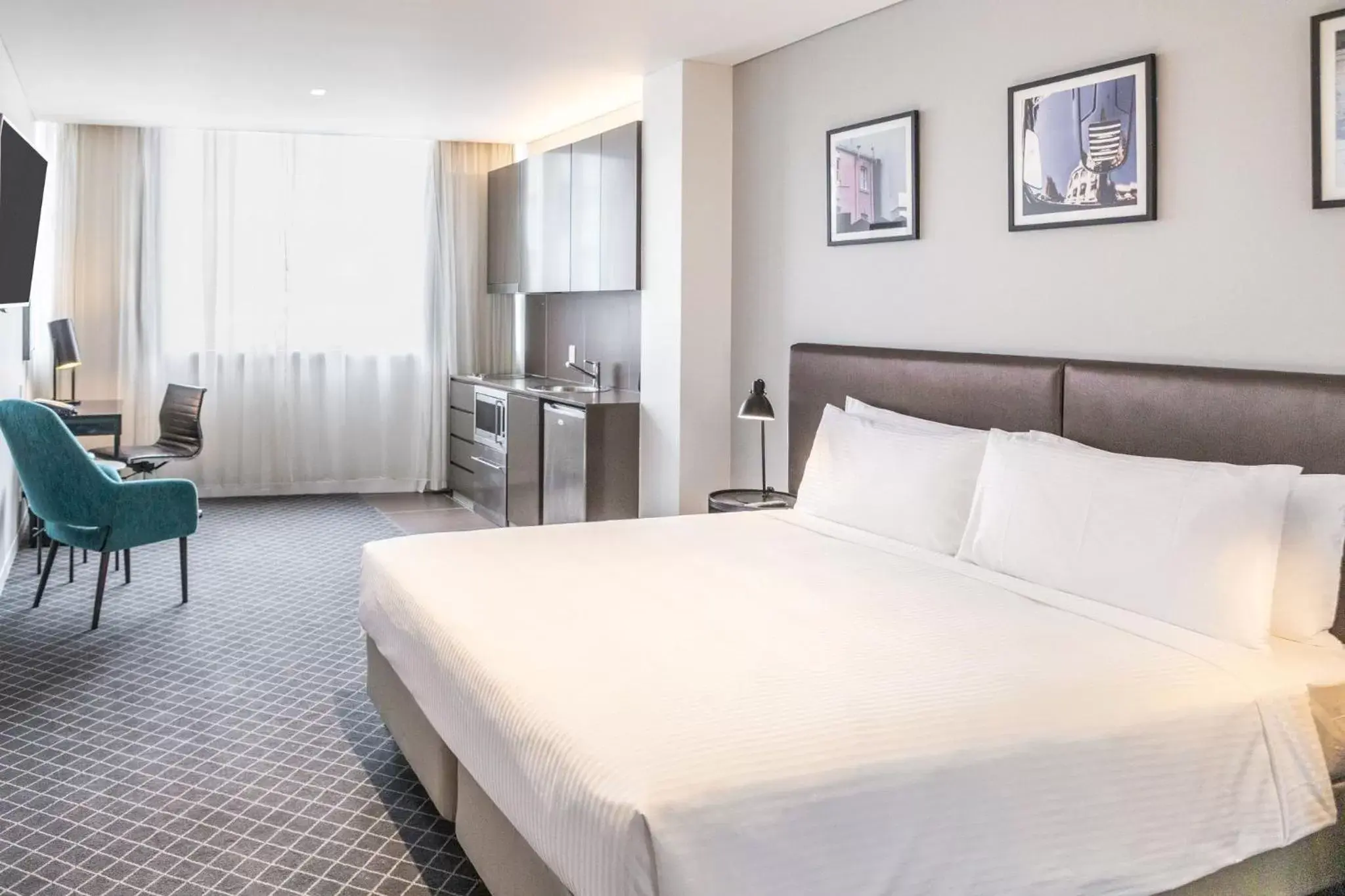 Kitchen or kitchenette, Bed in Holiday Inn & Suites Sydney Bondi Junction, an IHG Hotel