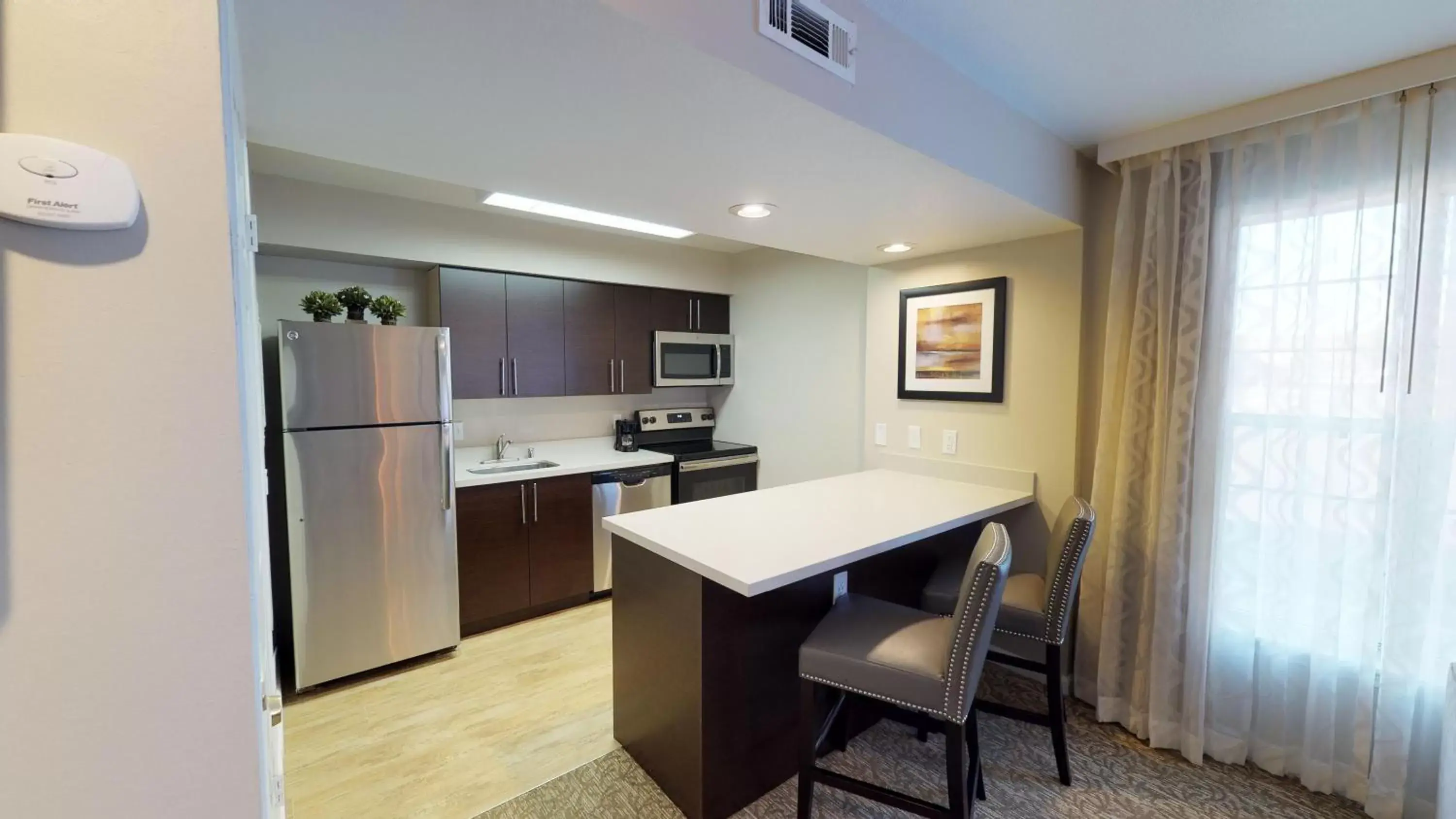 Kitchen/Kitchenette in Chase Suite Hotel Newark Fremont