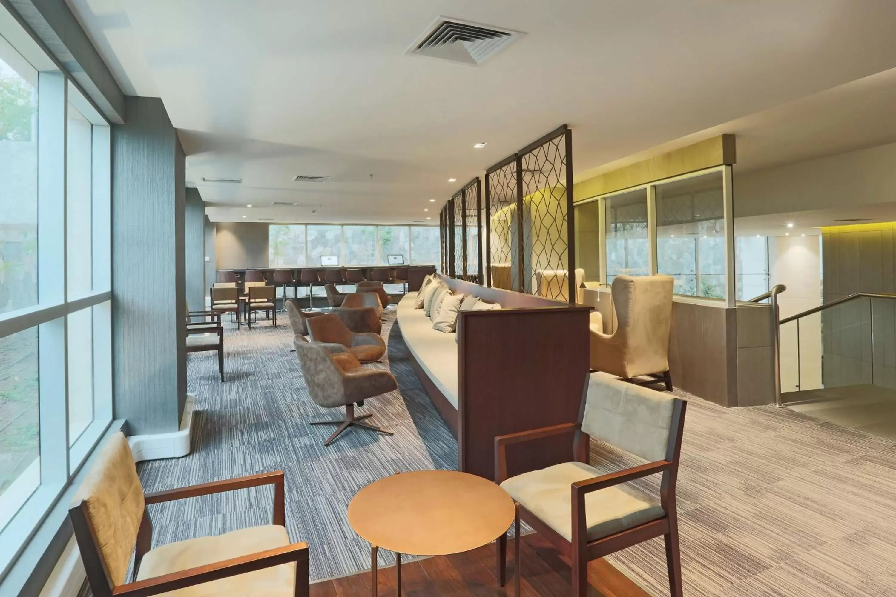 Business facilities, Restaurant/Places to Eat in DoubleTree by Hilton Santiago Kennedy, Chile