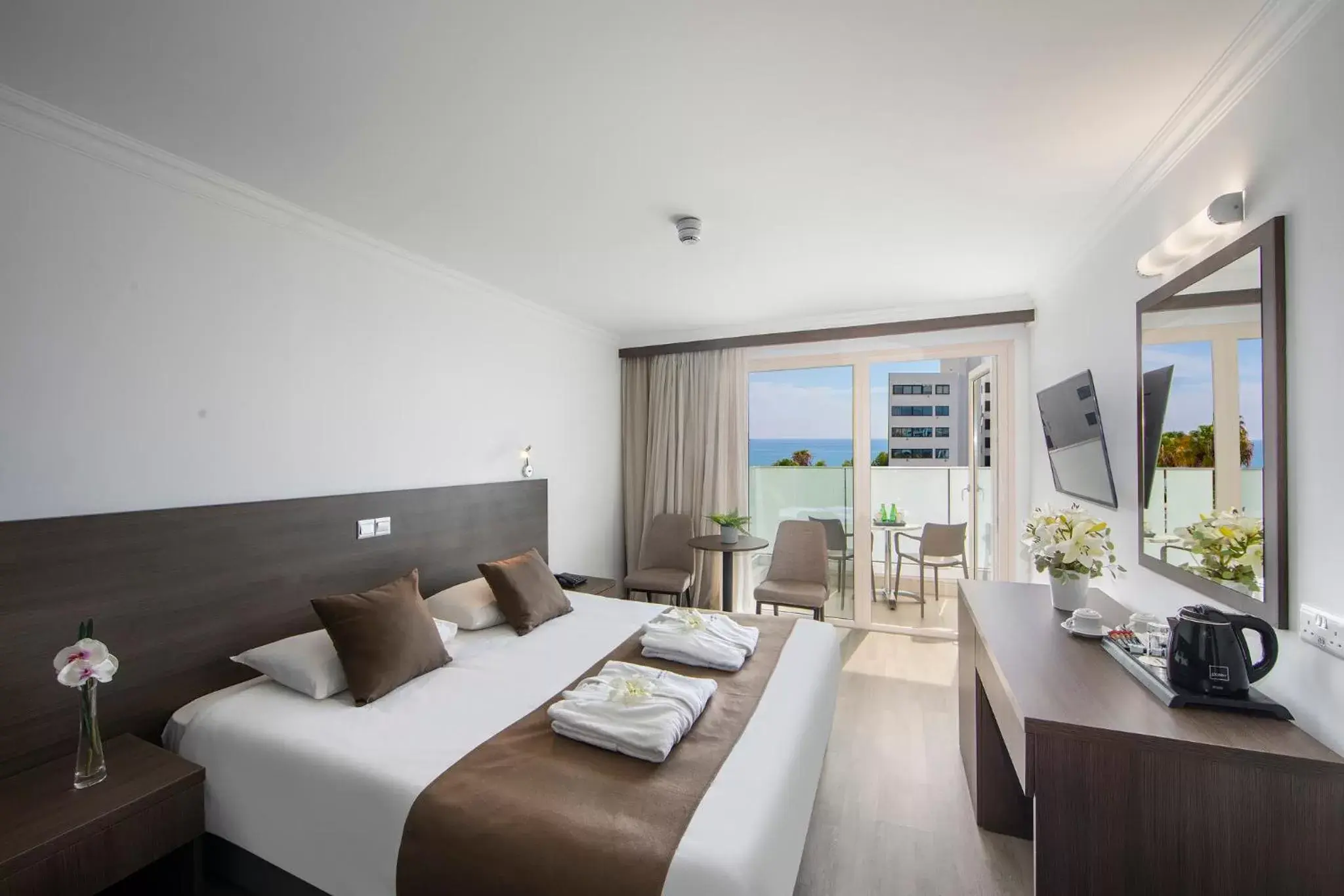 Suite with Sea View in Kapetanios Limassol Hotel