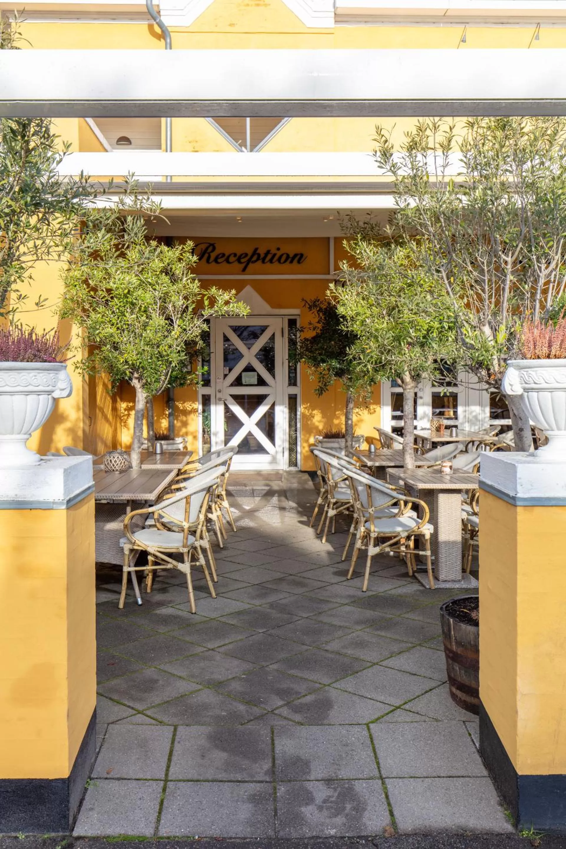 Restaurant/places to eat in Foldens Hotel