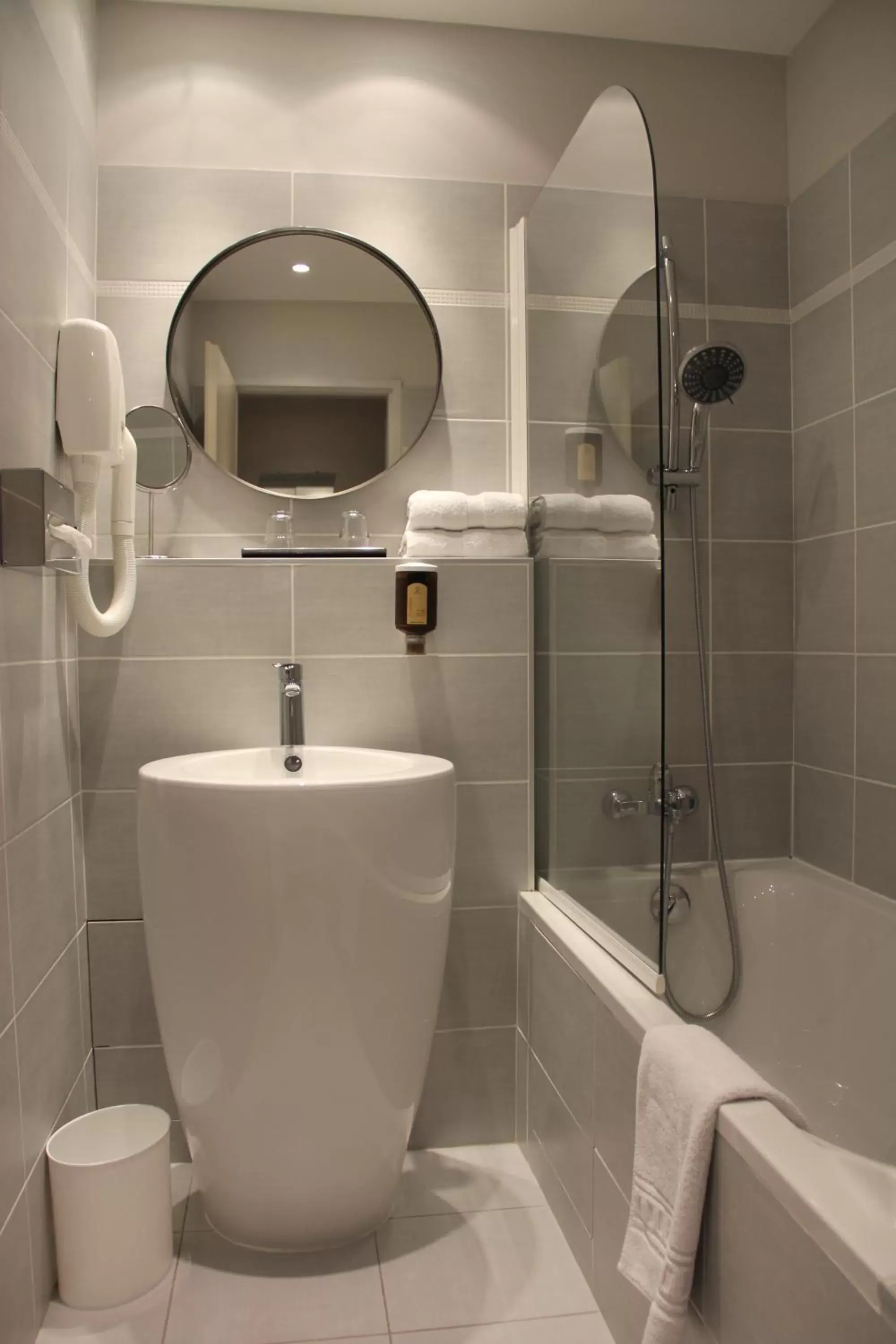 Bathroom in Hôtel Amirauté