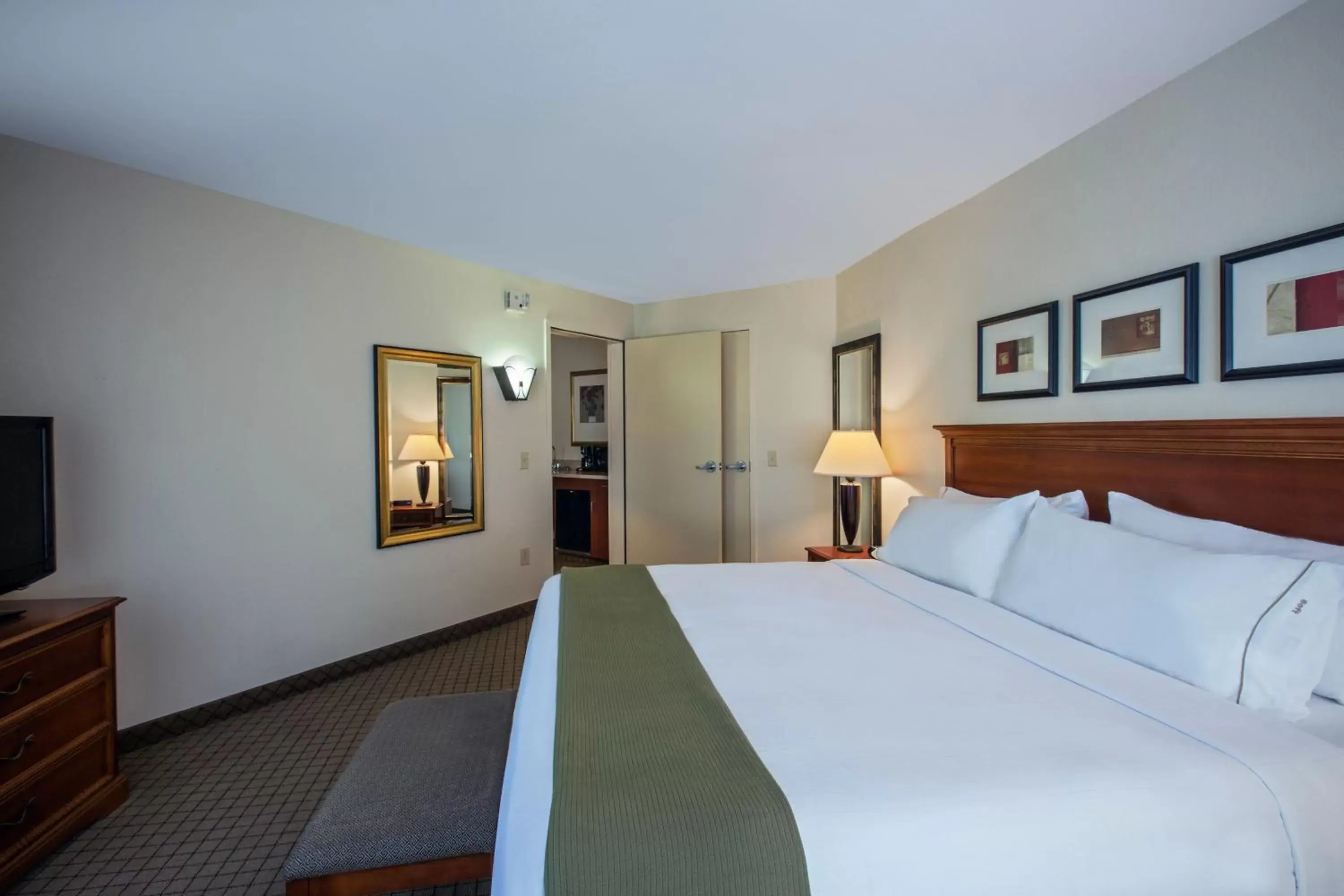 Photo of the whole room, Bed in Holiday Inn Express Hotel & Suites Jackson - Flowood, an IHG Hotel