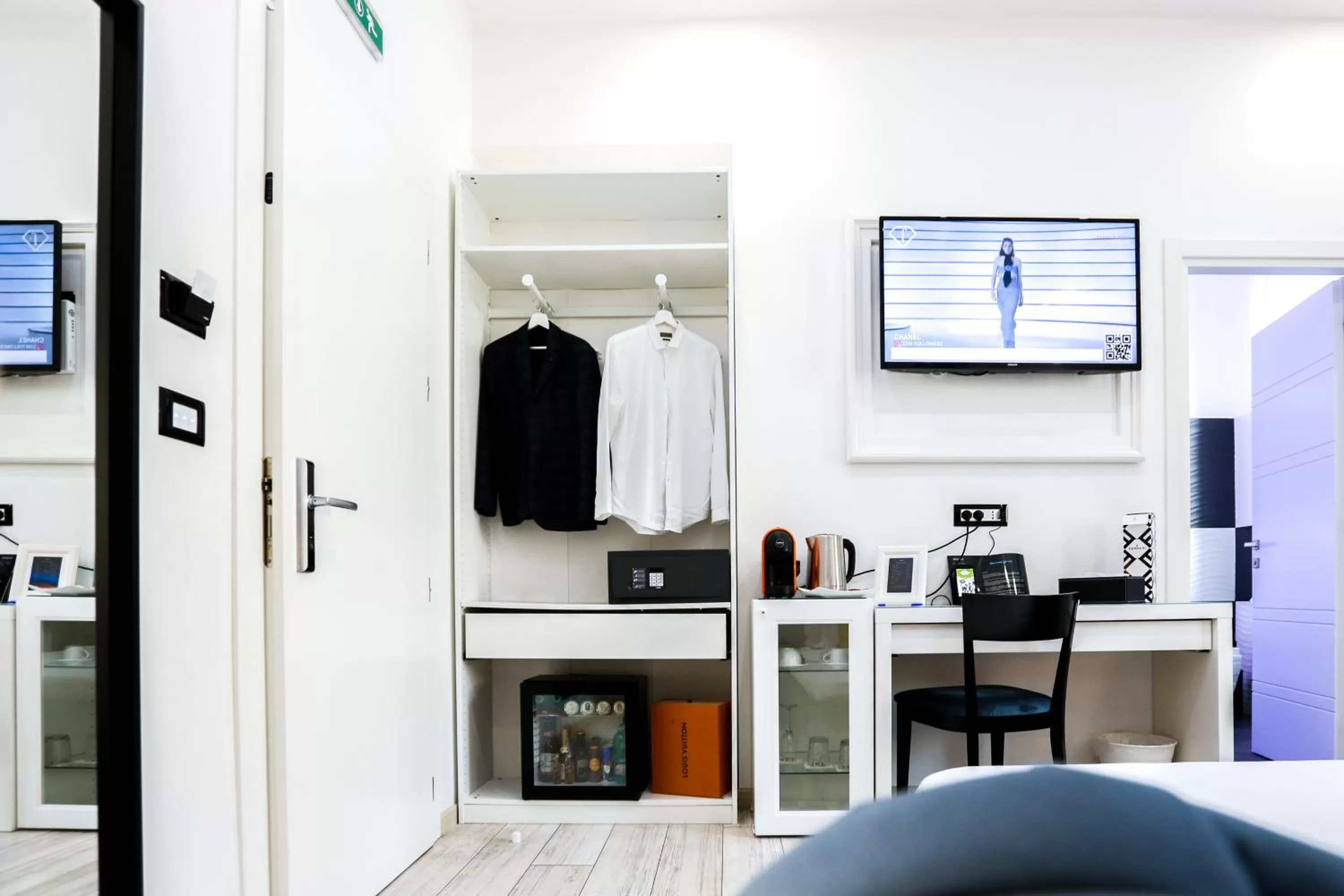 TV and multimedia in Escape Luxury Suite - CA Domus Collection