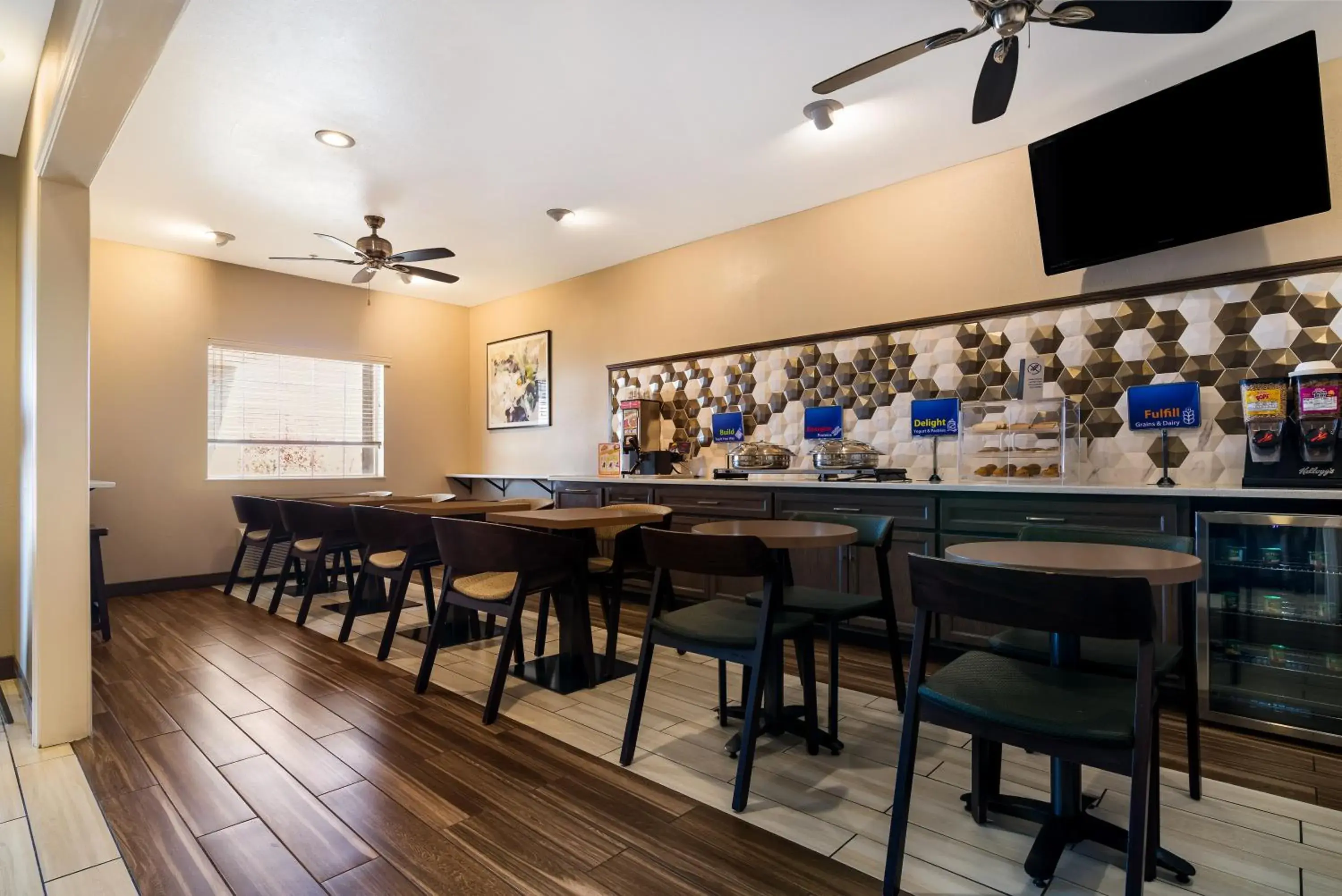 Lounge/Bar in Best Western Topeka Inn & Suites