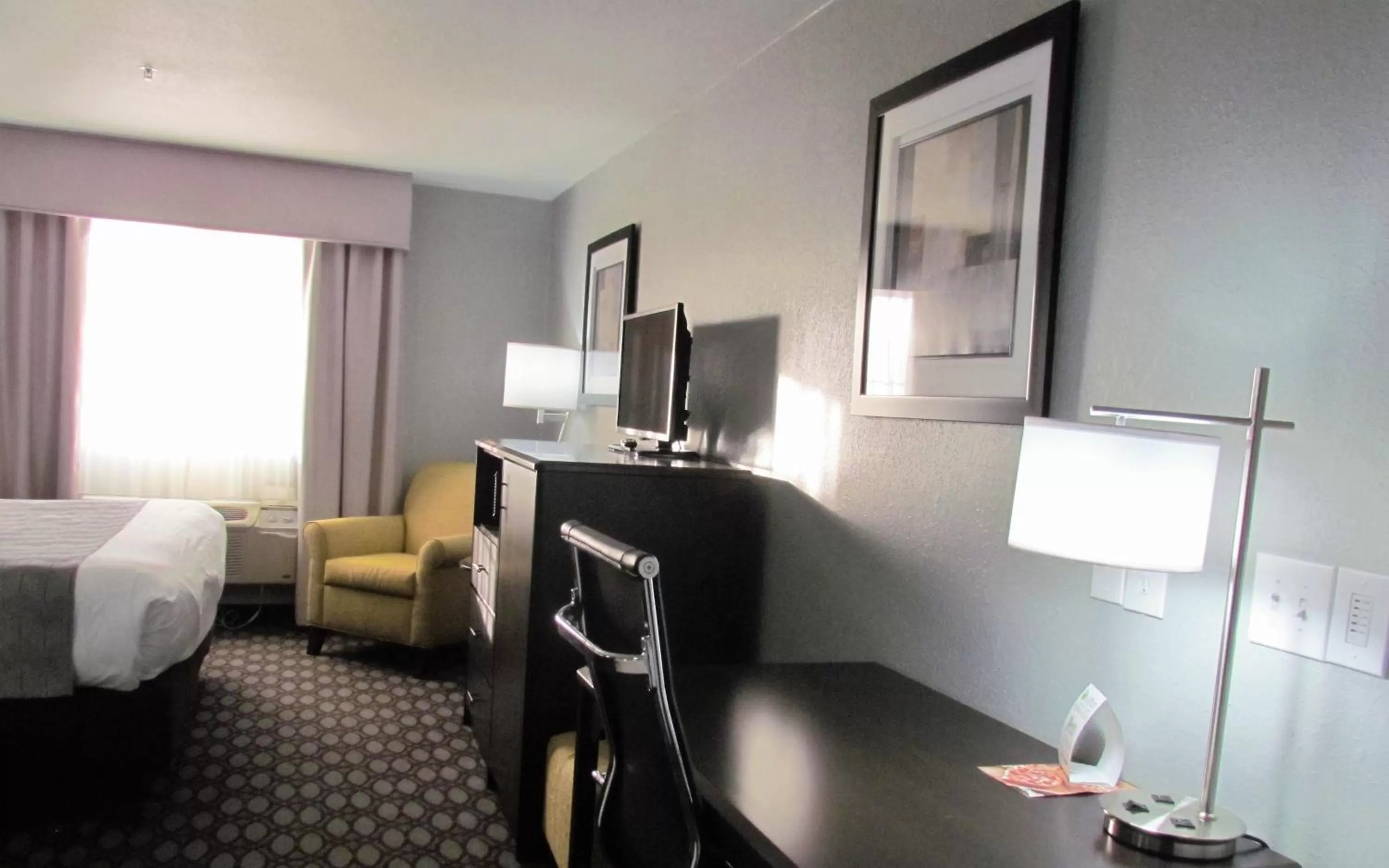 TV and multimedia, Bed in Oak Hill Inn & Suites