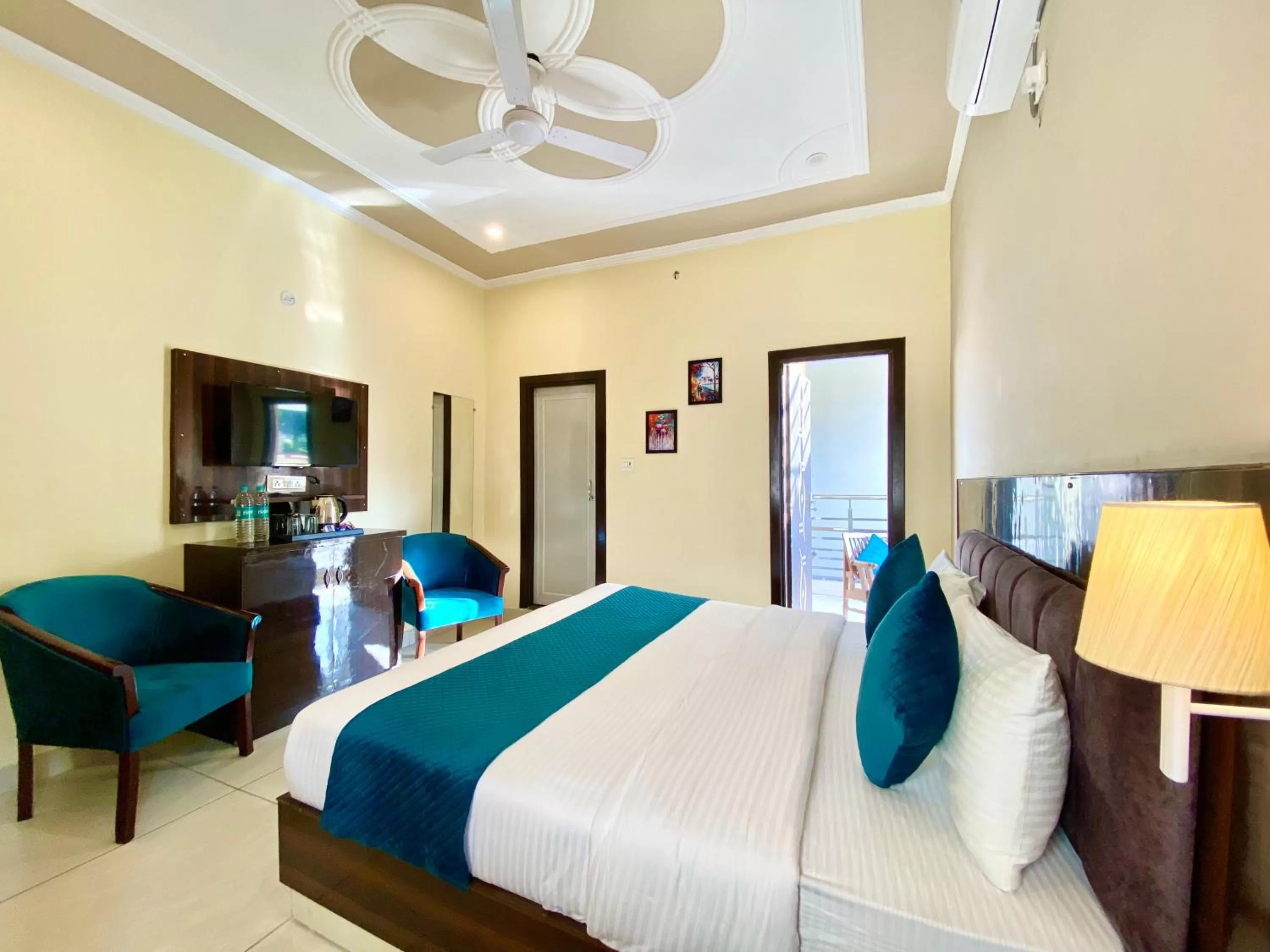 TV and multimedia, Bed in Tapovan New Residency - 5 minutes walk to Laxman jhula