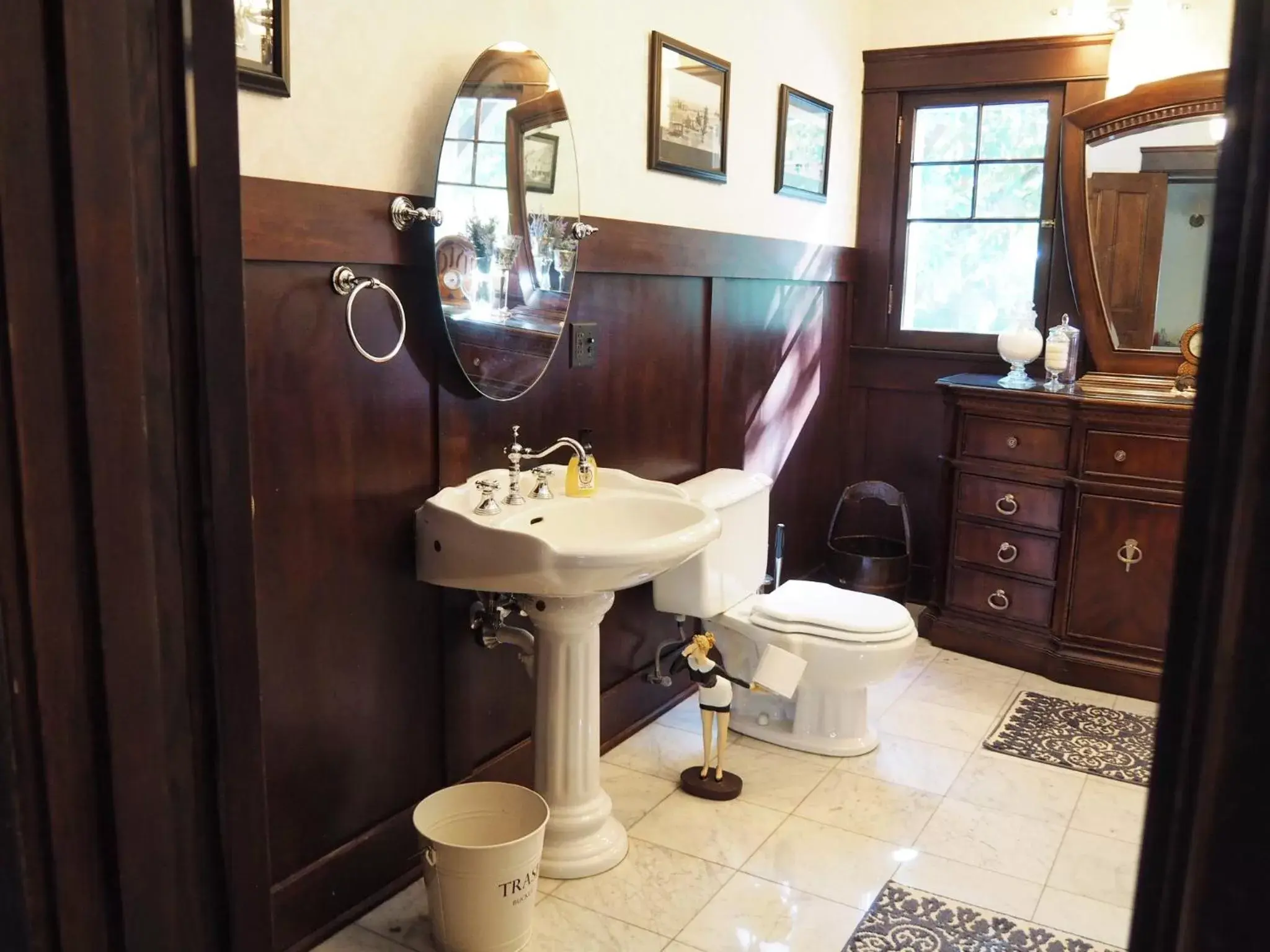 Deluxe Queen Room with Two Queen Beds in Lady Geneva Bed & Breakfast Deluxe Queen Room with Two Queen Beds in Lady Geneva Bed & Breakfast