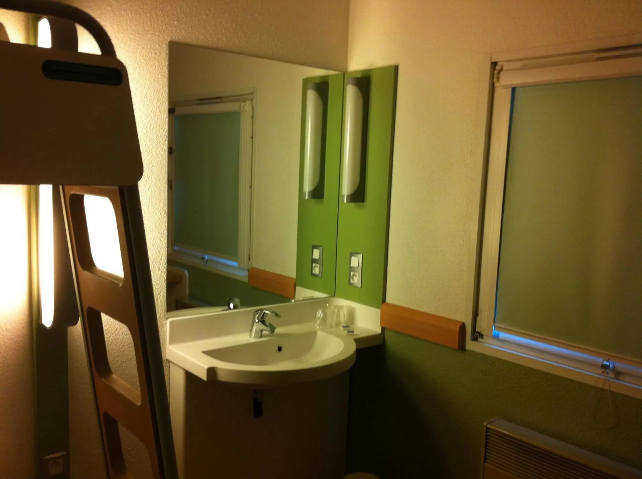 Bathroom in ibis budget Mâcon Nord