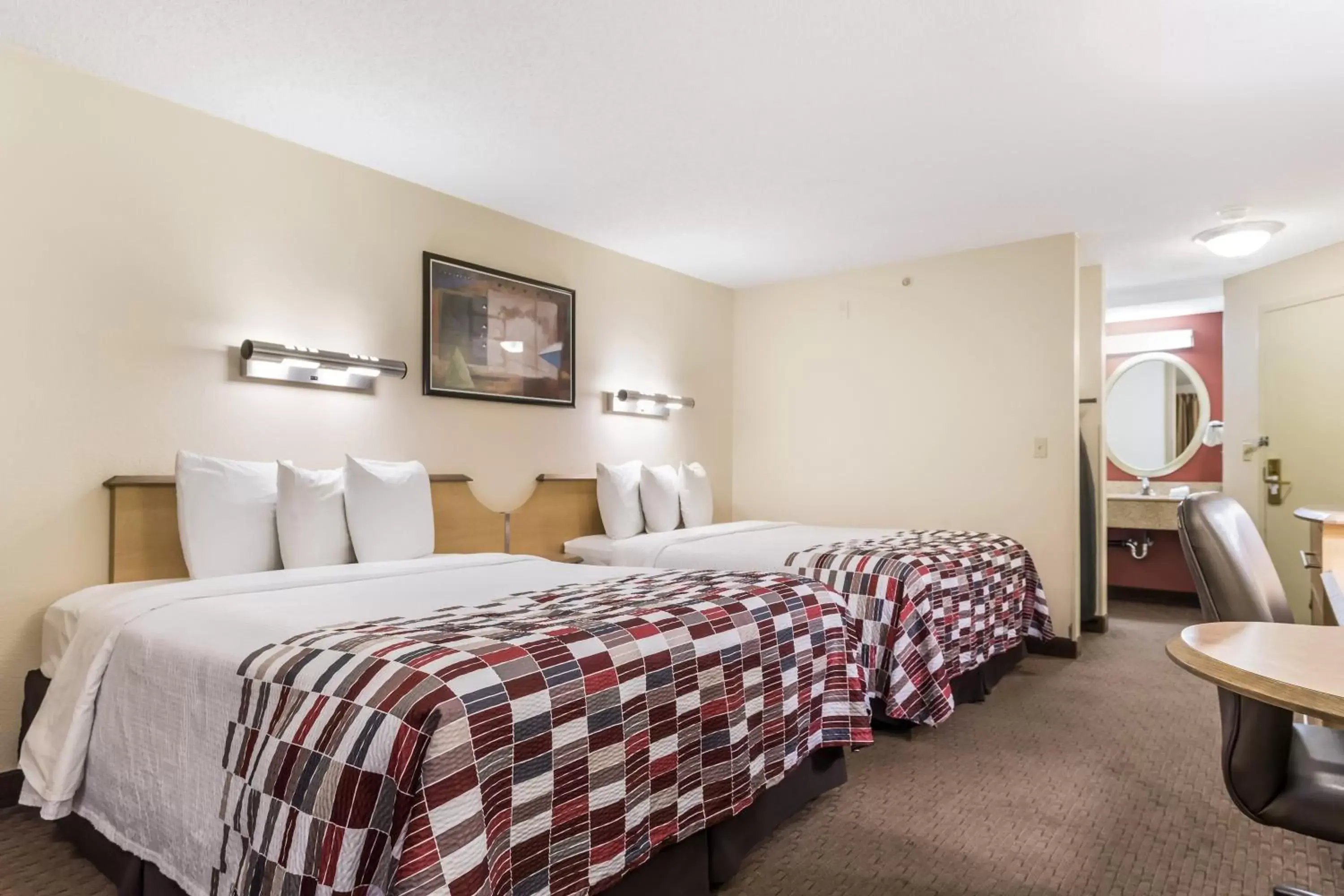 Photo of the whole room, Bed in Red Roof Inn Cleveland Airport - Middleburg Heights