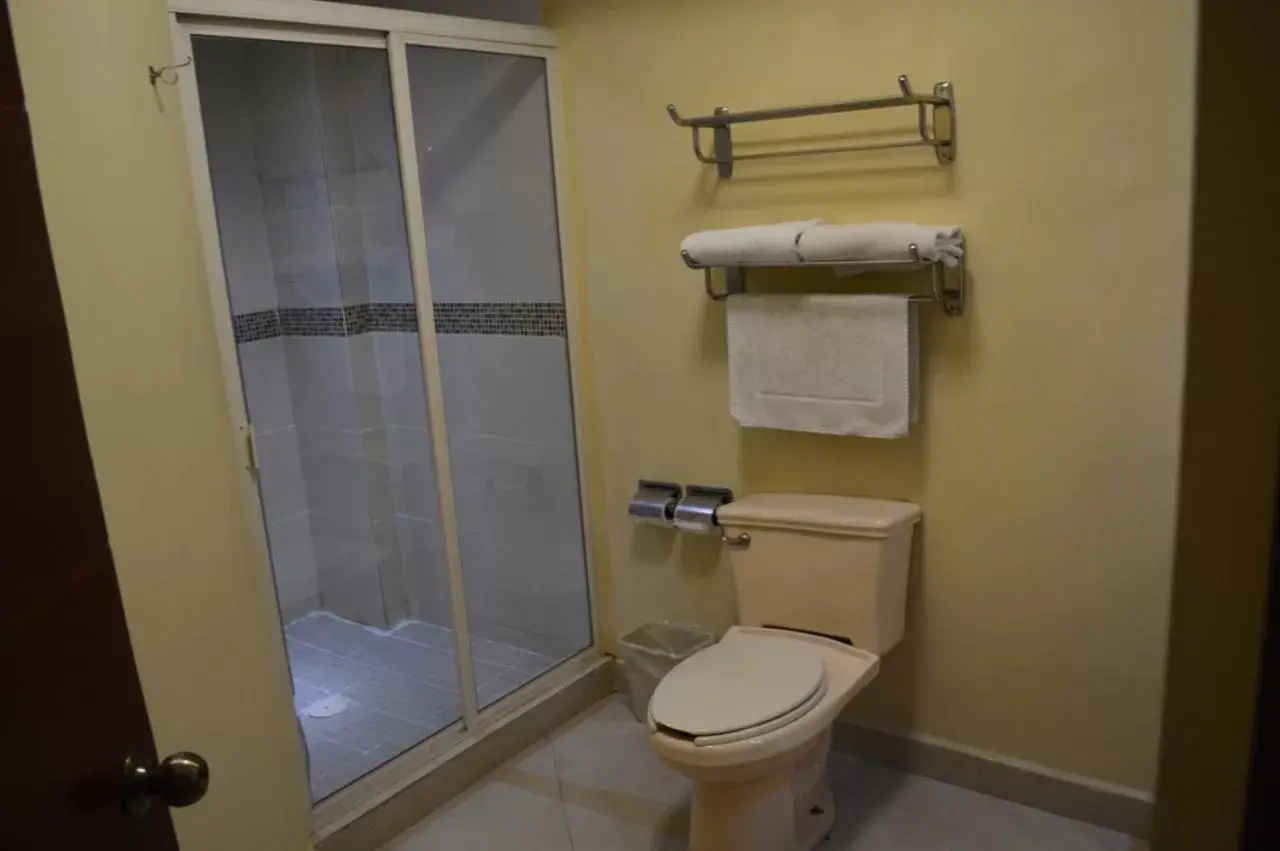 Shower, Bathroom in Hotel San Ignacio Inn