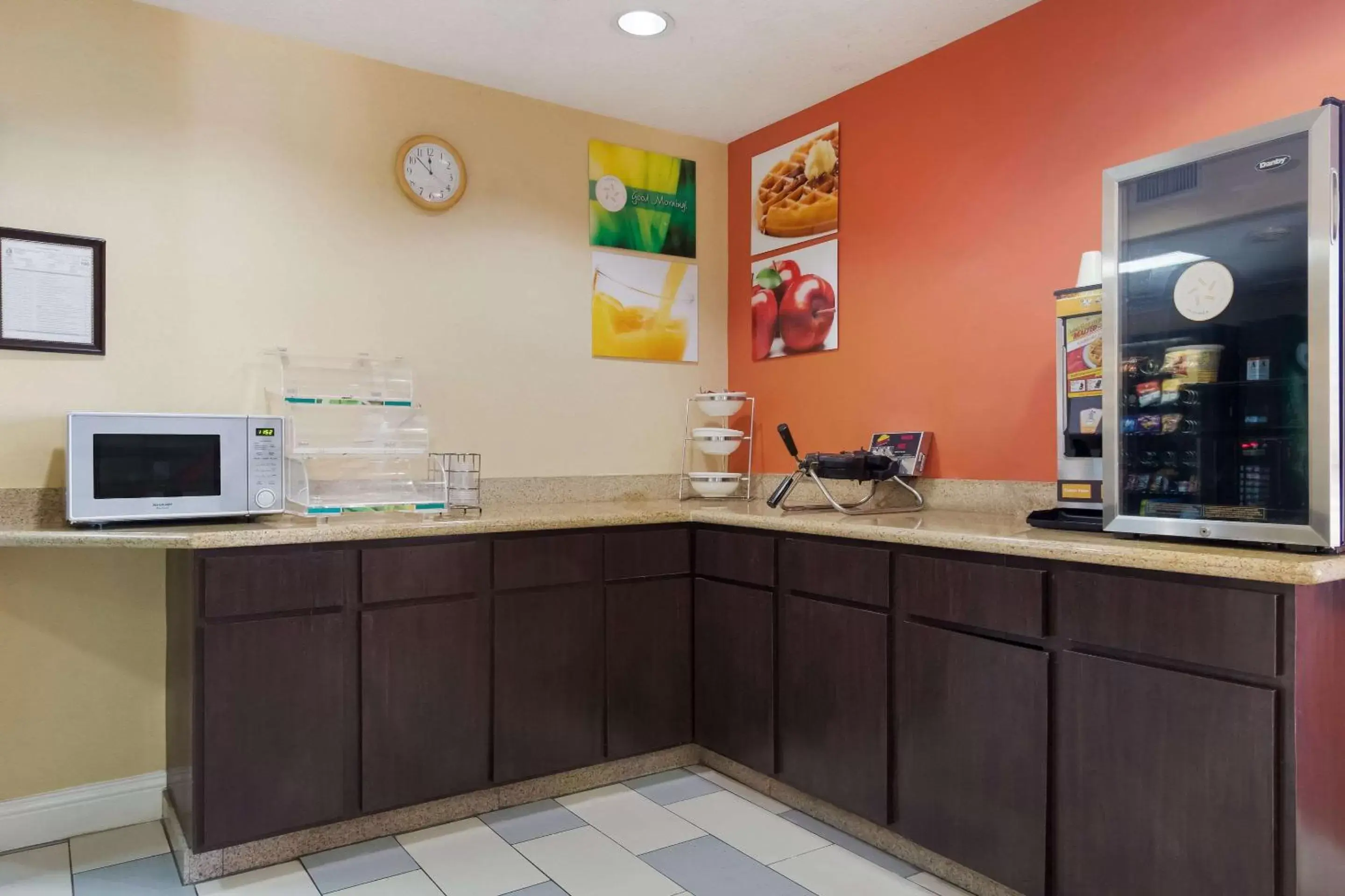 Breakfast, Kitchen/Kitchenette in Quality Inn Baytown - Houston East