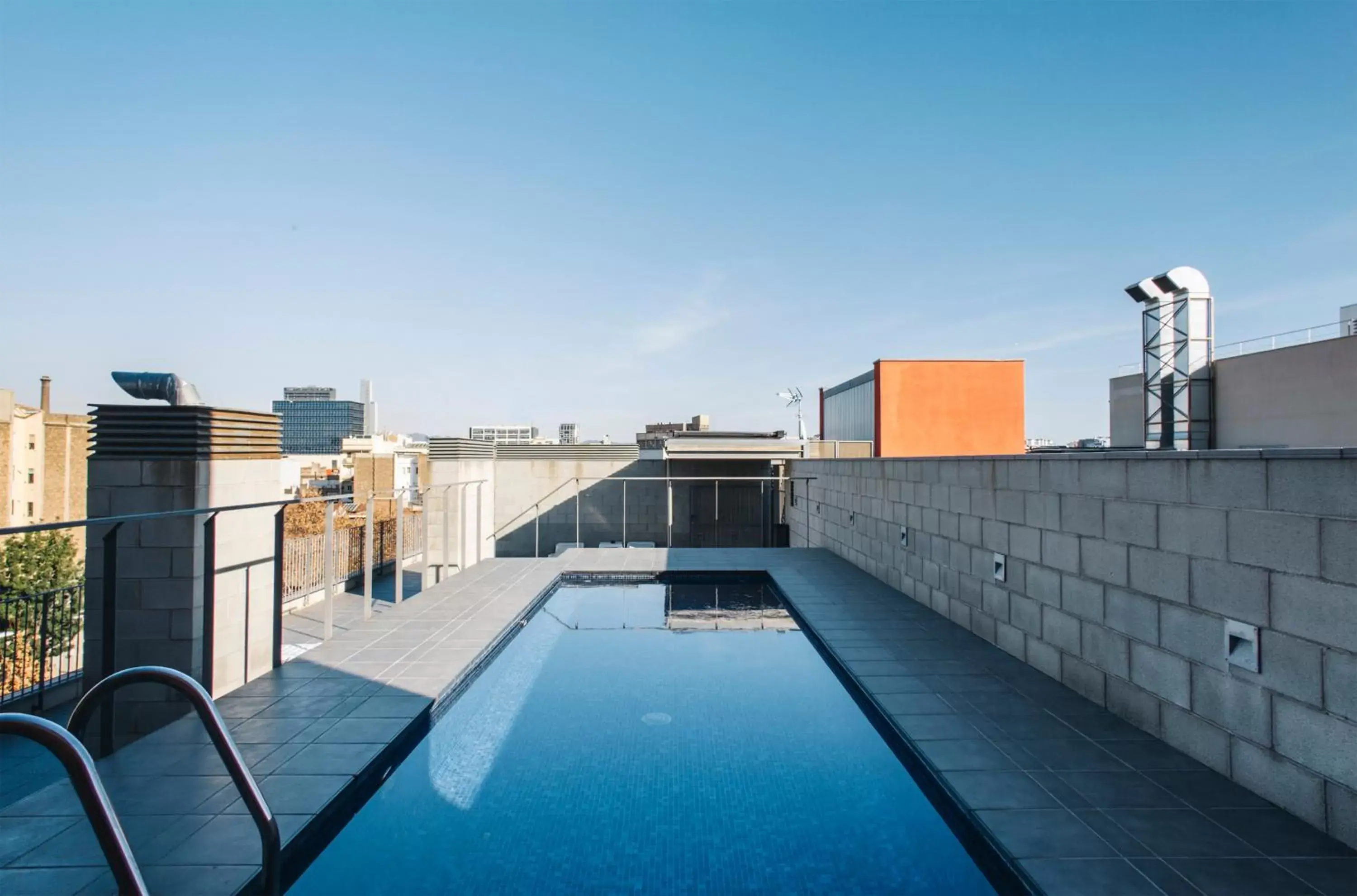 Street view, Swimming Pool in Barcelona Apartment Republica