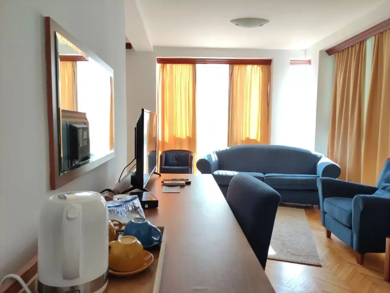 Coffee/tea facilities, Seating Area in Hotel Ambasador