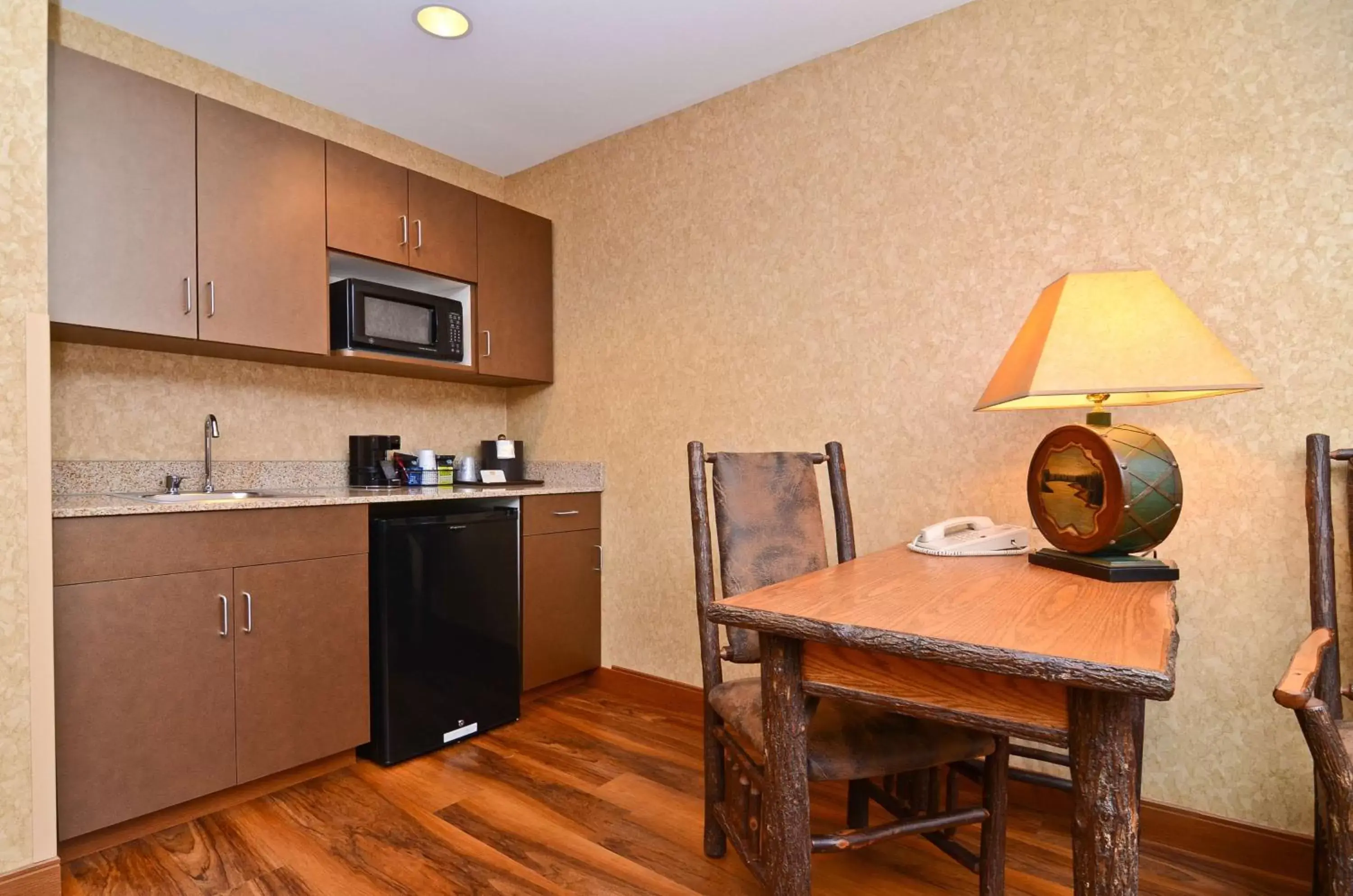 Photo of the whole room, Kitchen/Kitchenette in Best Western Plus Kelly Inn and Suites