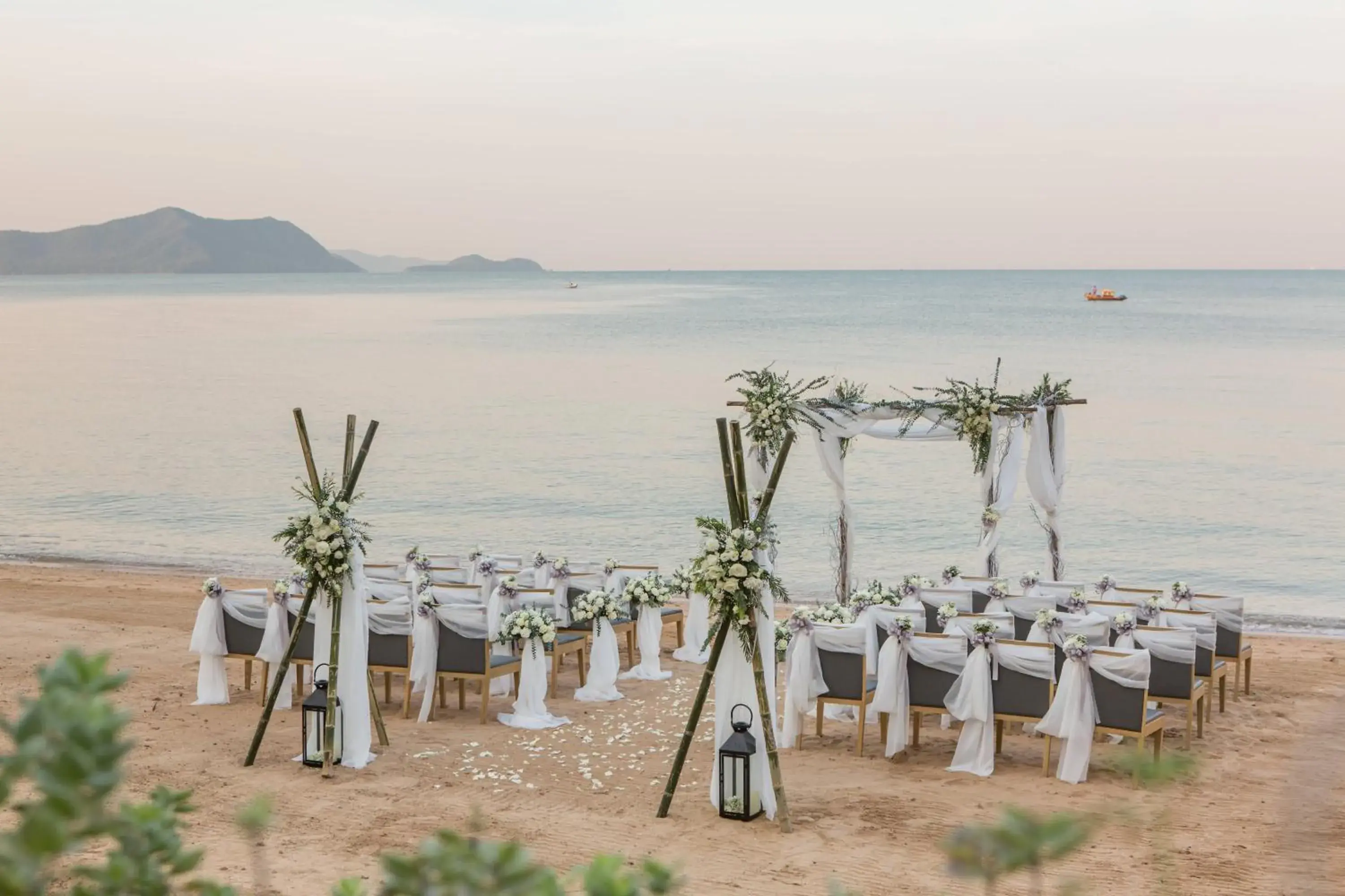 Beach, Banquet Facilities in Renaissance Pattaya Resort & Spa