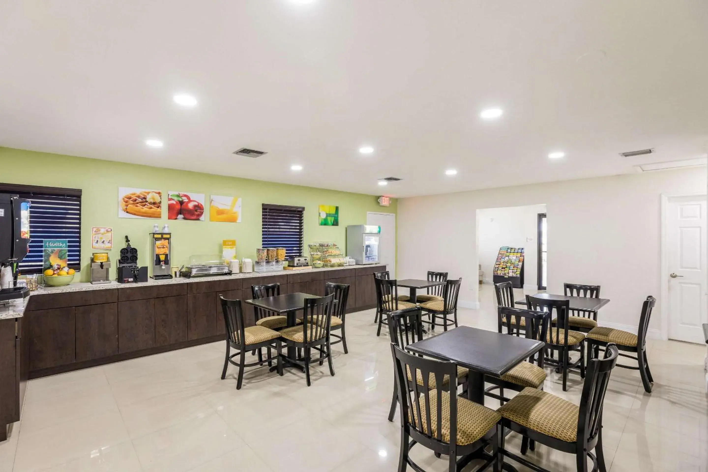 Breakfast, Restaurant/Places to Eat in Quality Inn & Suites Downtown
