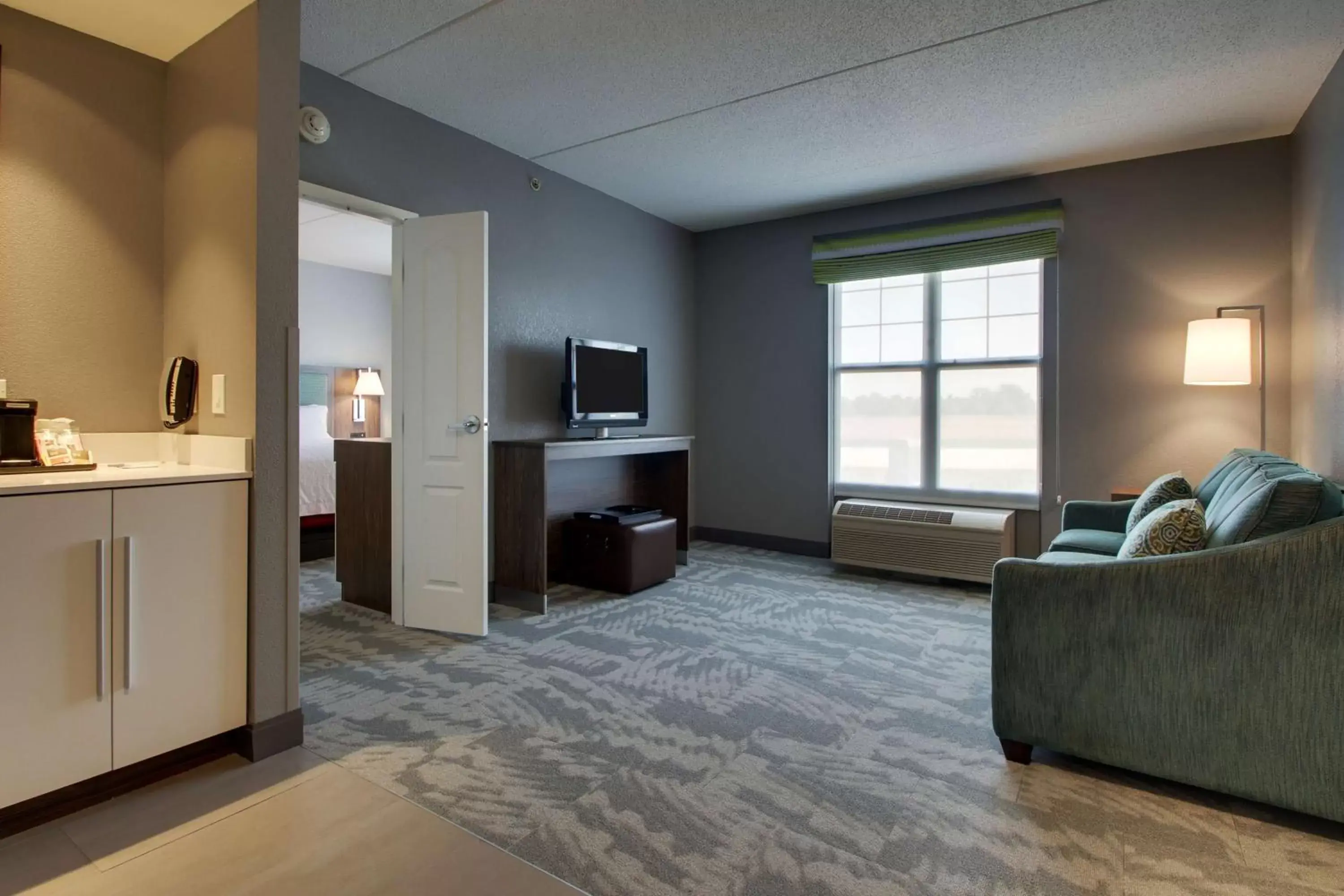 Living room, Seating Area in Hampton Inn & Suites Chicago/Aurora