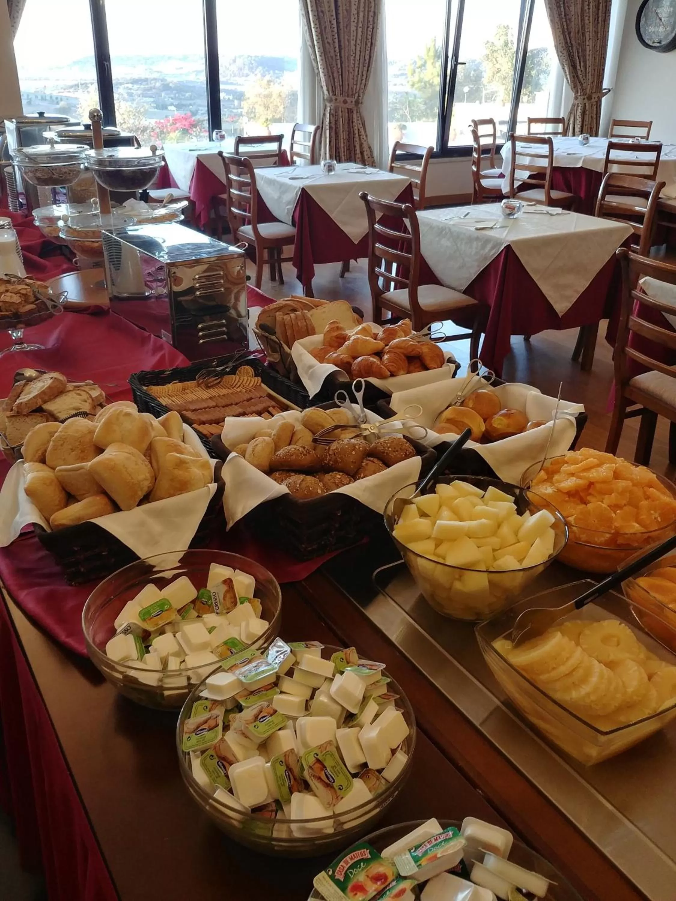 Buffet breakfast in Verdi Santarém