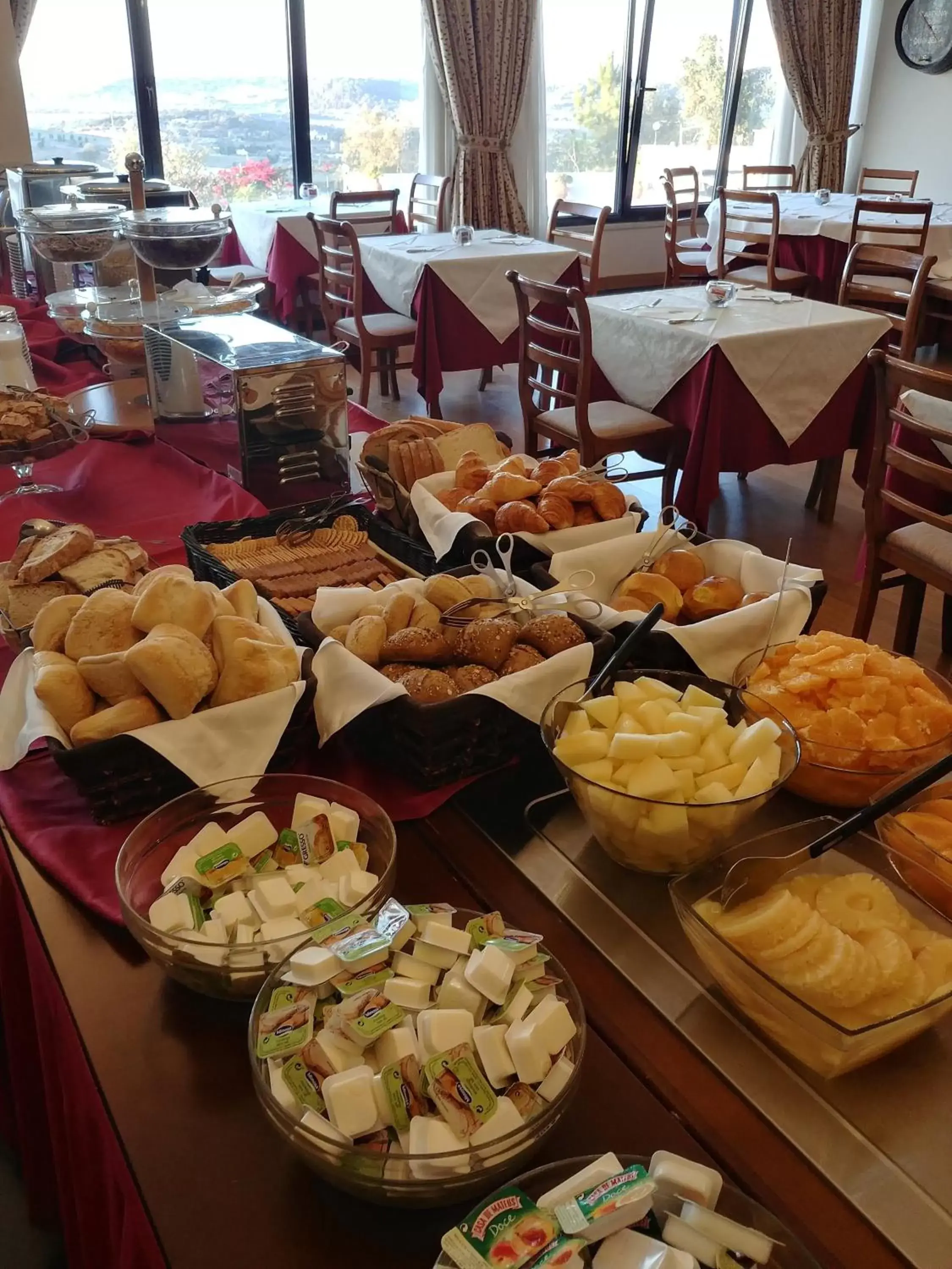 Buffet breakfast in Santarem Hotel