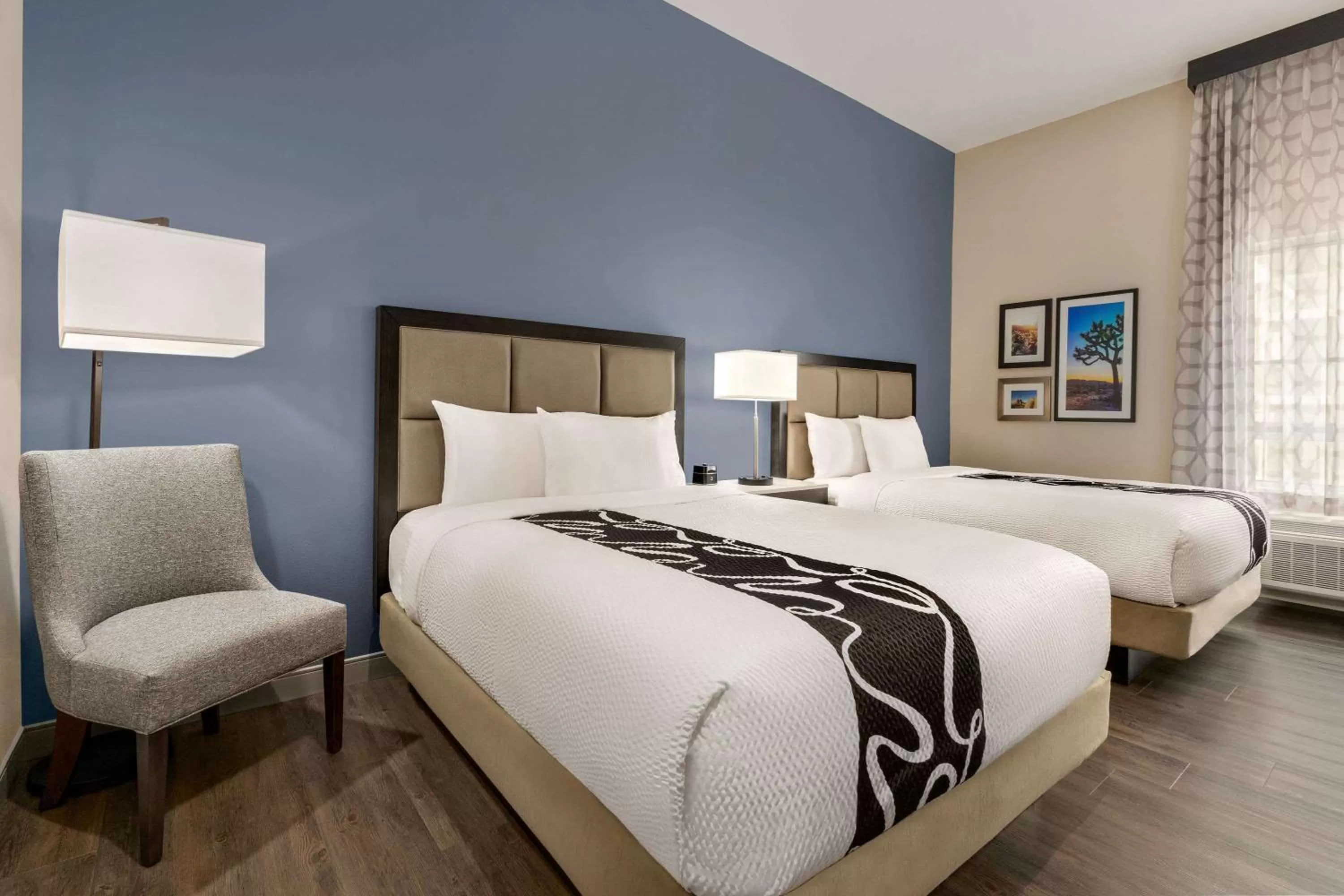 Photo of the whole room, Bed in La Quinta Inn & Suites by Wyndham San Bernardino