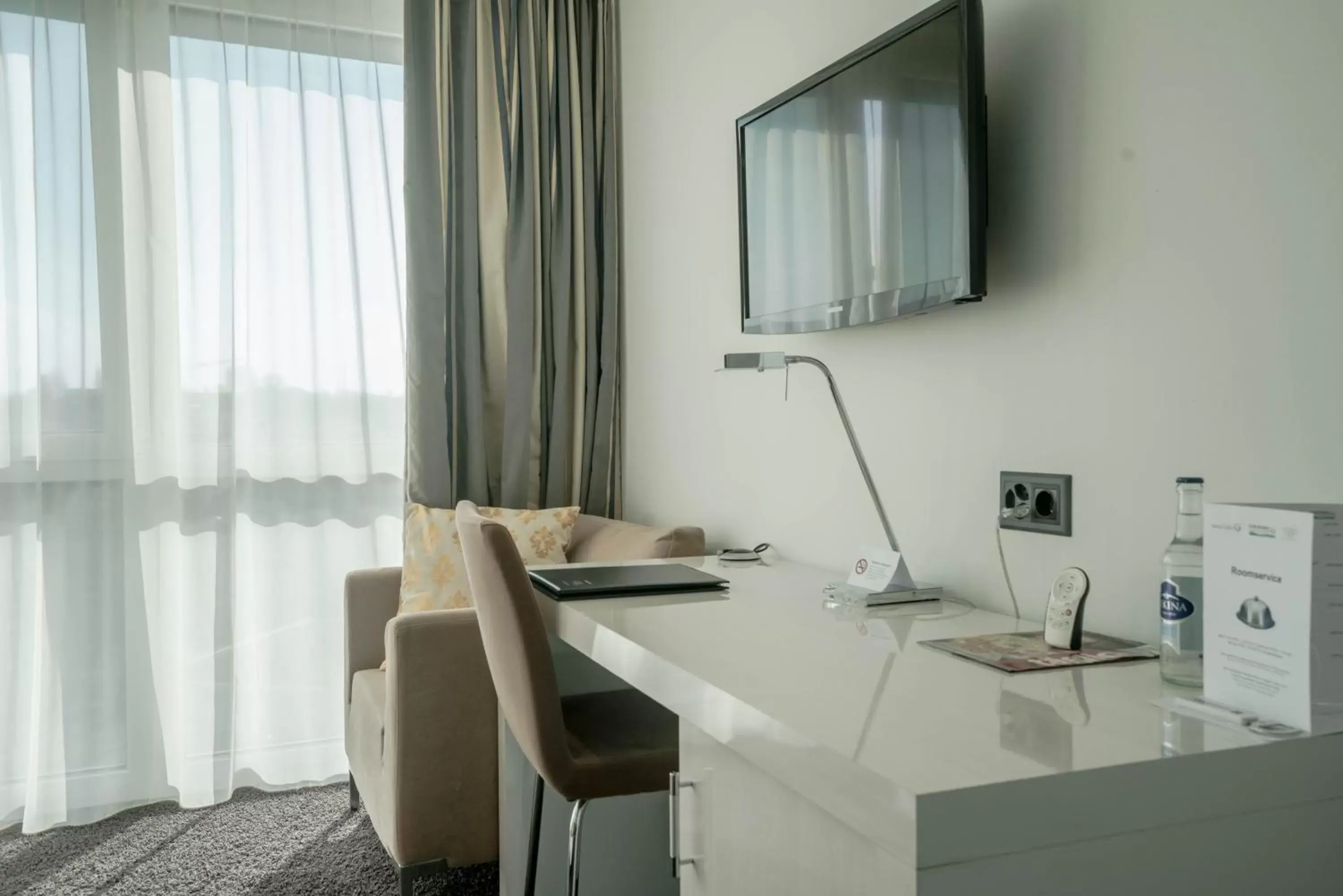 Seating area, TV/Entertainment Center in Hotel Swiss Star