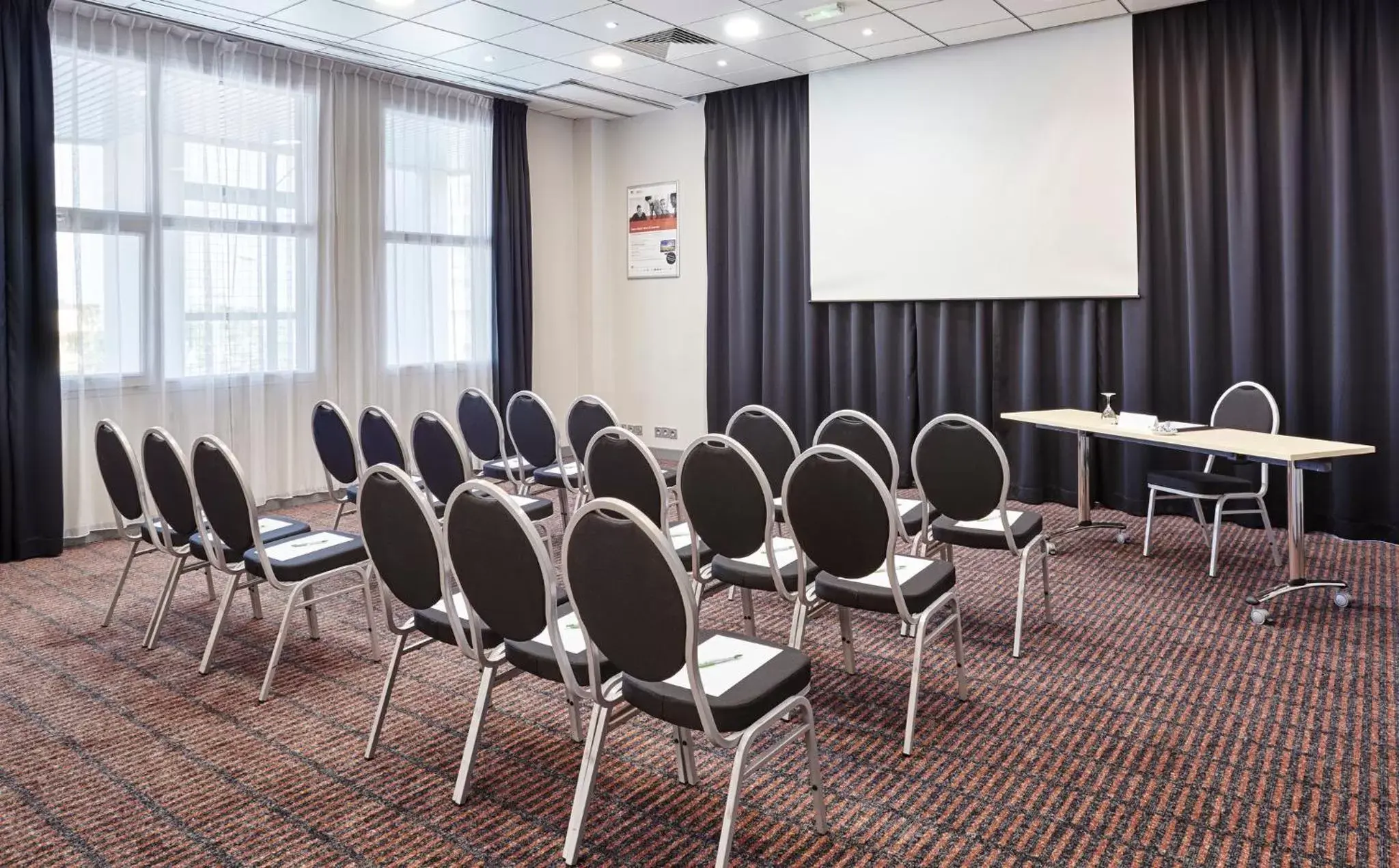 Meeting/conference room in Holiday Inn Toulon City Centre, an IHG Hotel